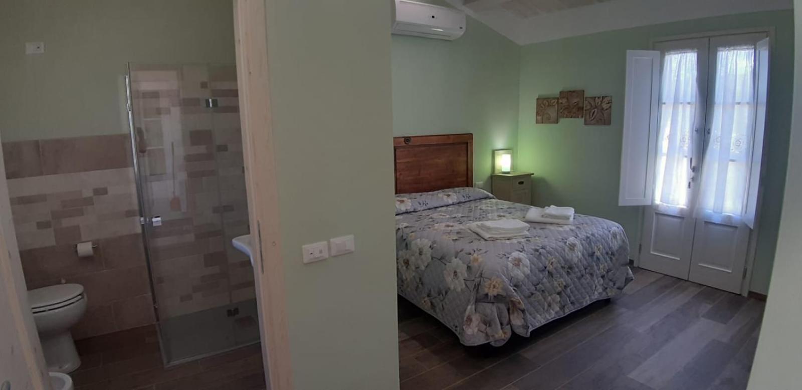 King Room with Roll-In Shower - Disability Access photo 2