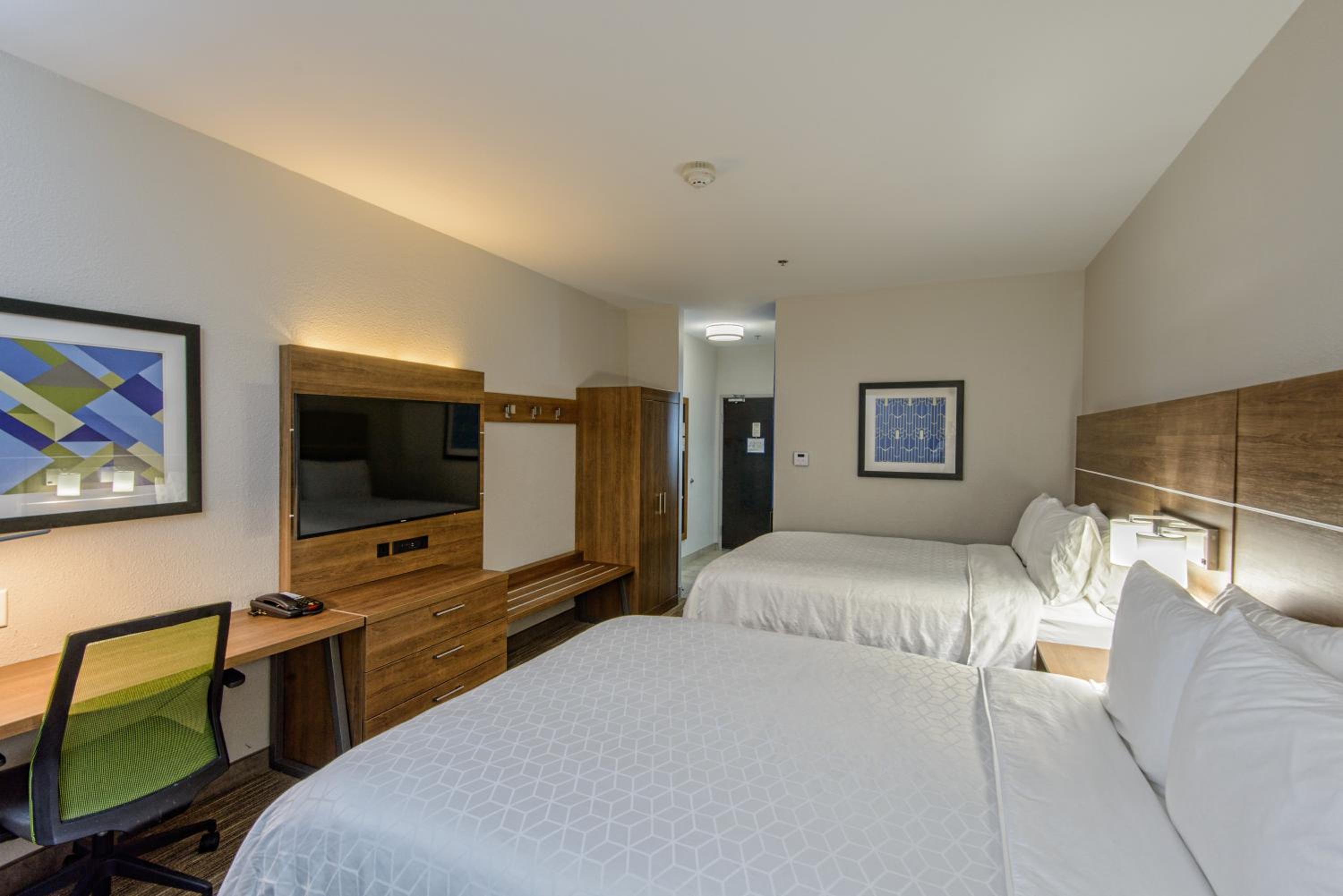 Standard Room with Two Queen Beds - Photo 2