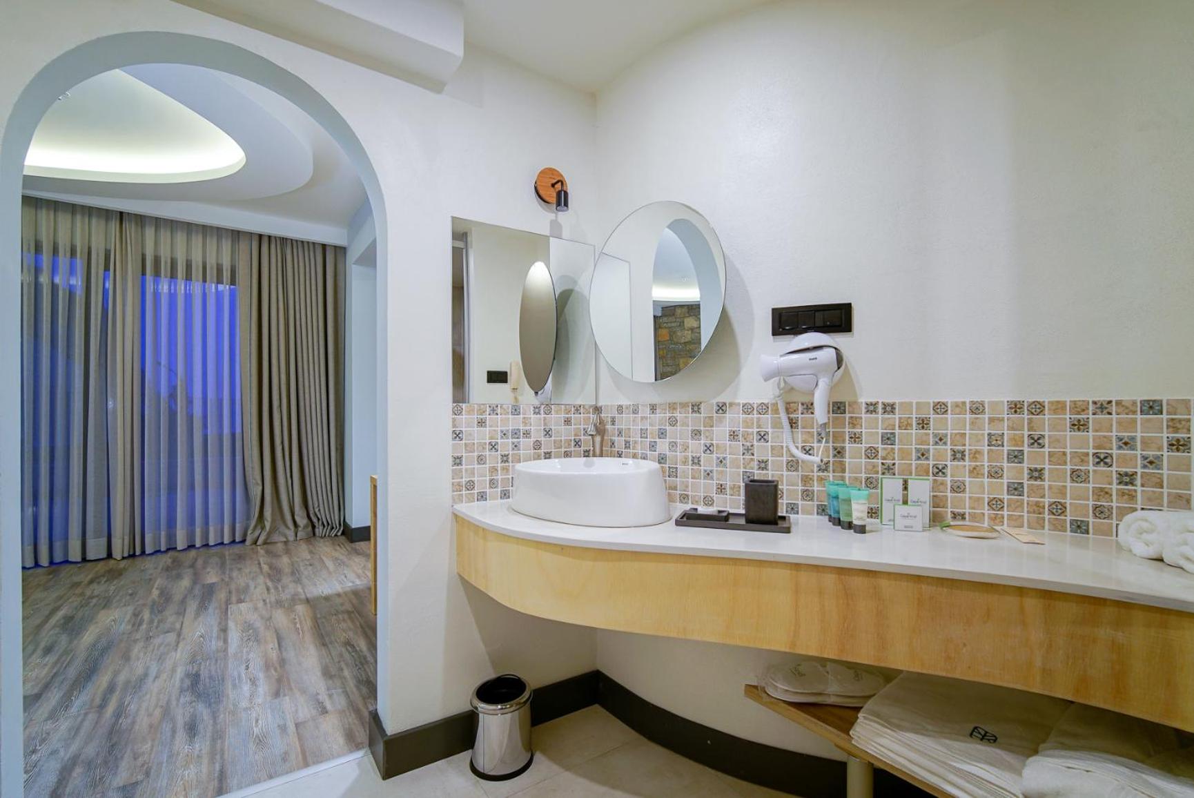 Suite with Terrace - Photo 2