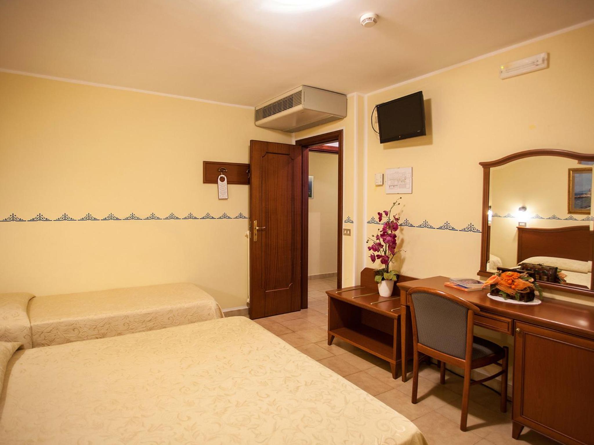 Classic Triple Room - Photo 3