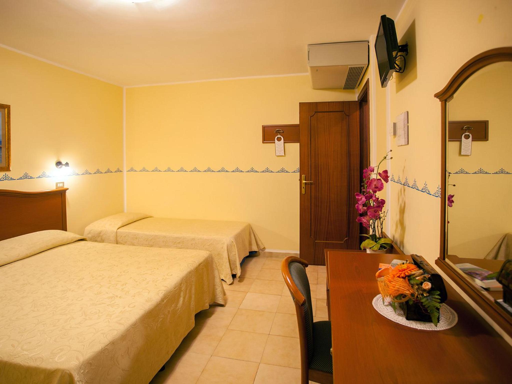 Classic Triple Room - Photo 6