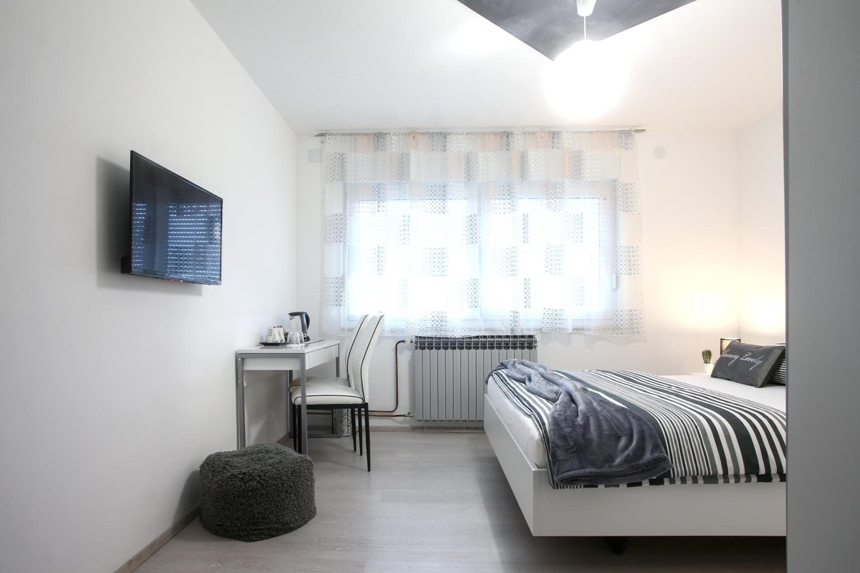 Double Room with Private Bathroom - Photo 7