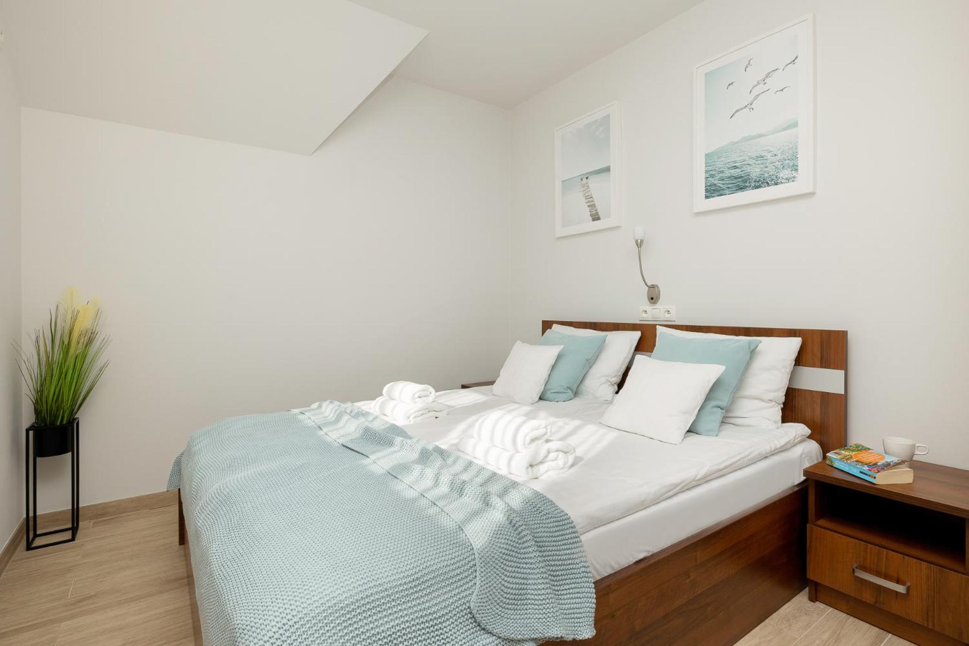 One-Bedroom Apartment photo 1
