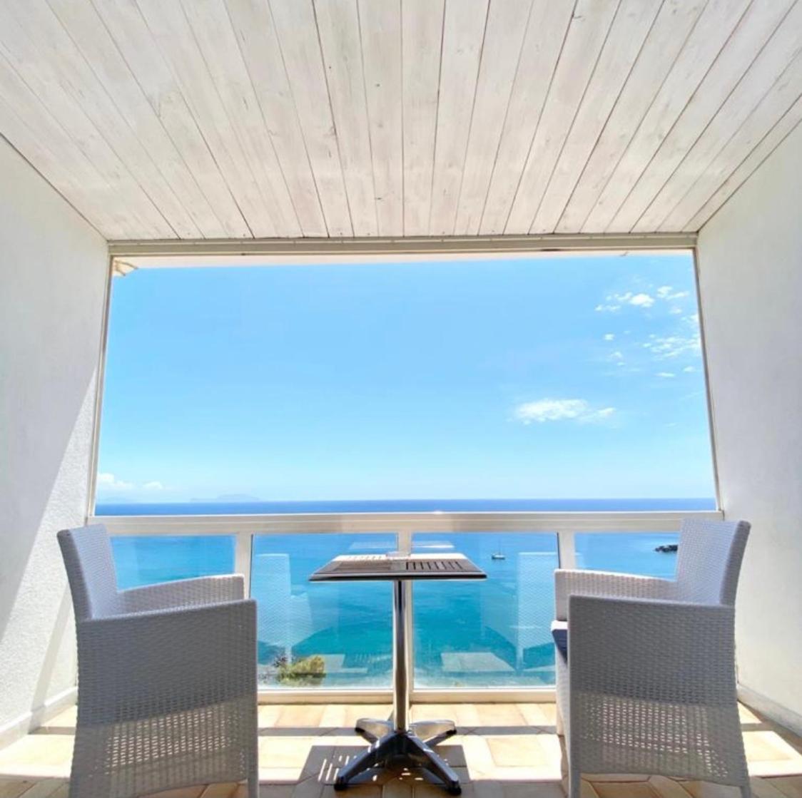 Deluxe Double Room with Balcony and Sea View - Photo 16