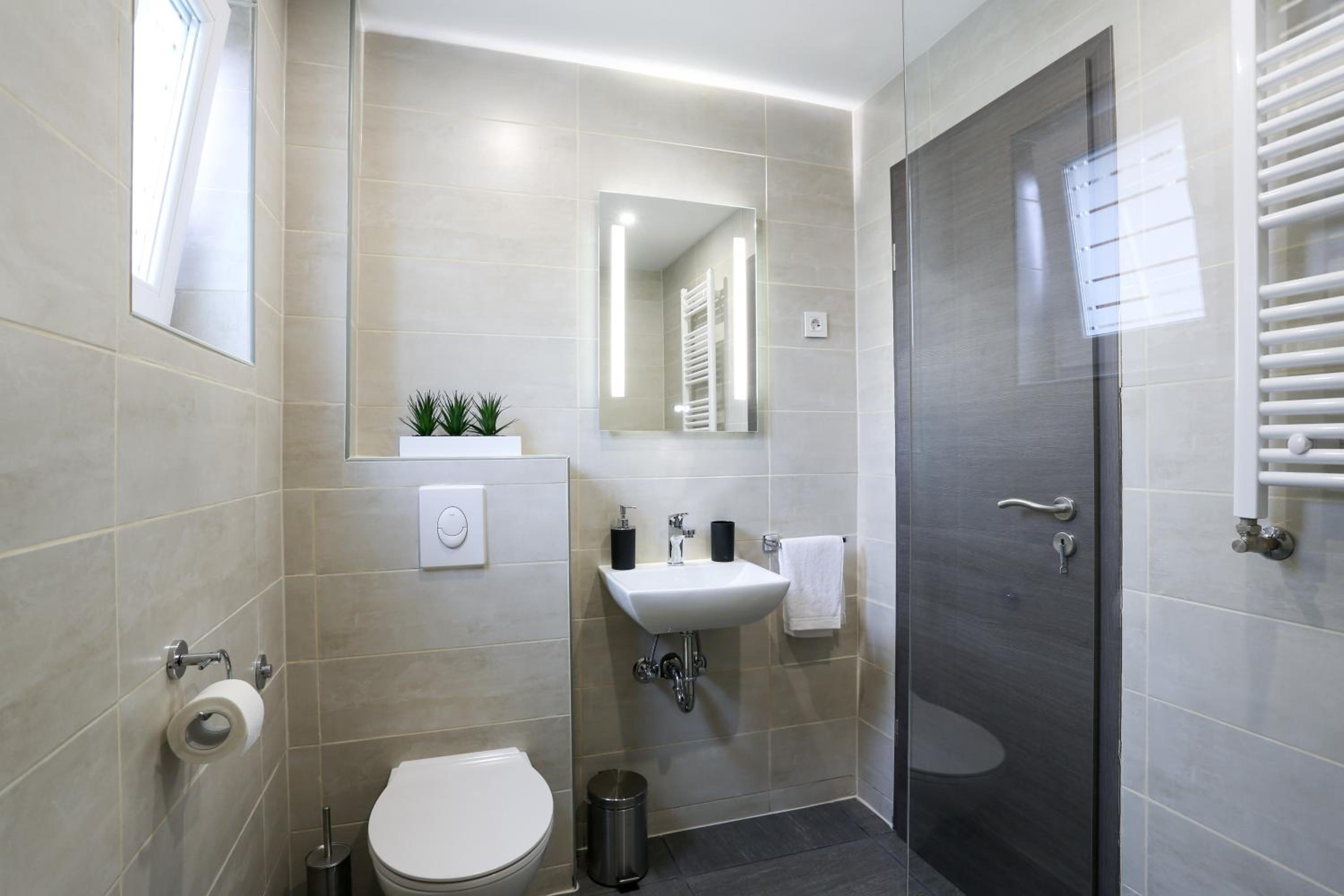 Double Room with Private Bathroom - Photo 2