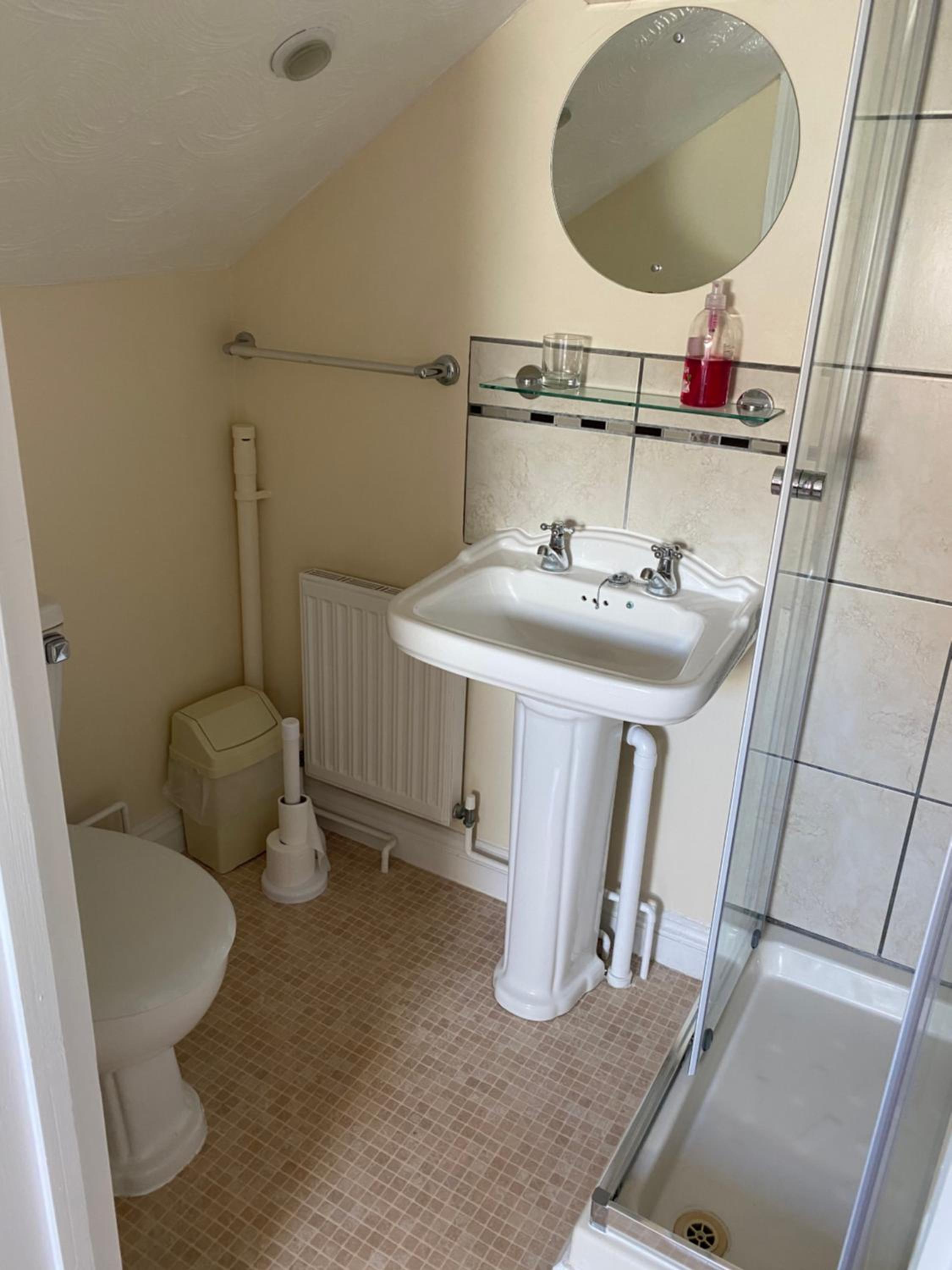 Single Room with Private Bathroom photo 3
