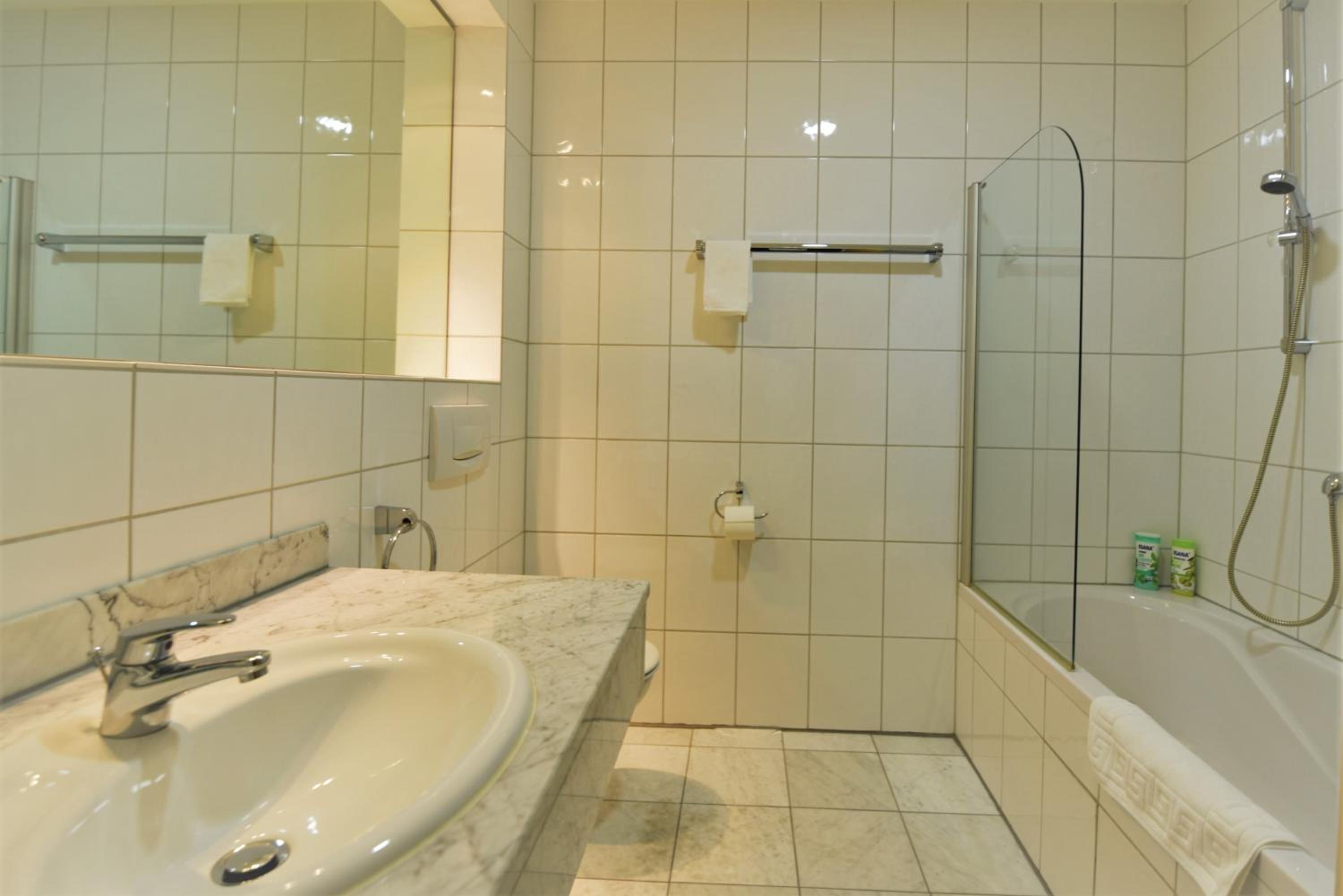 Double or Twin Room with Bathroom - Photo 2