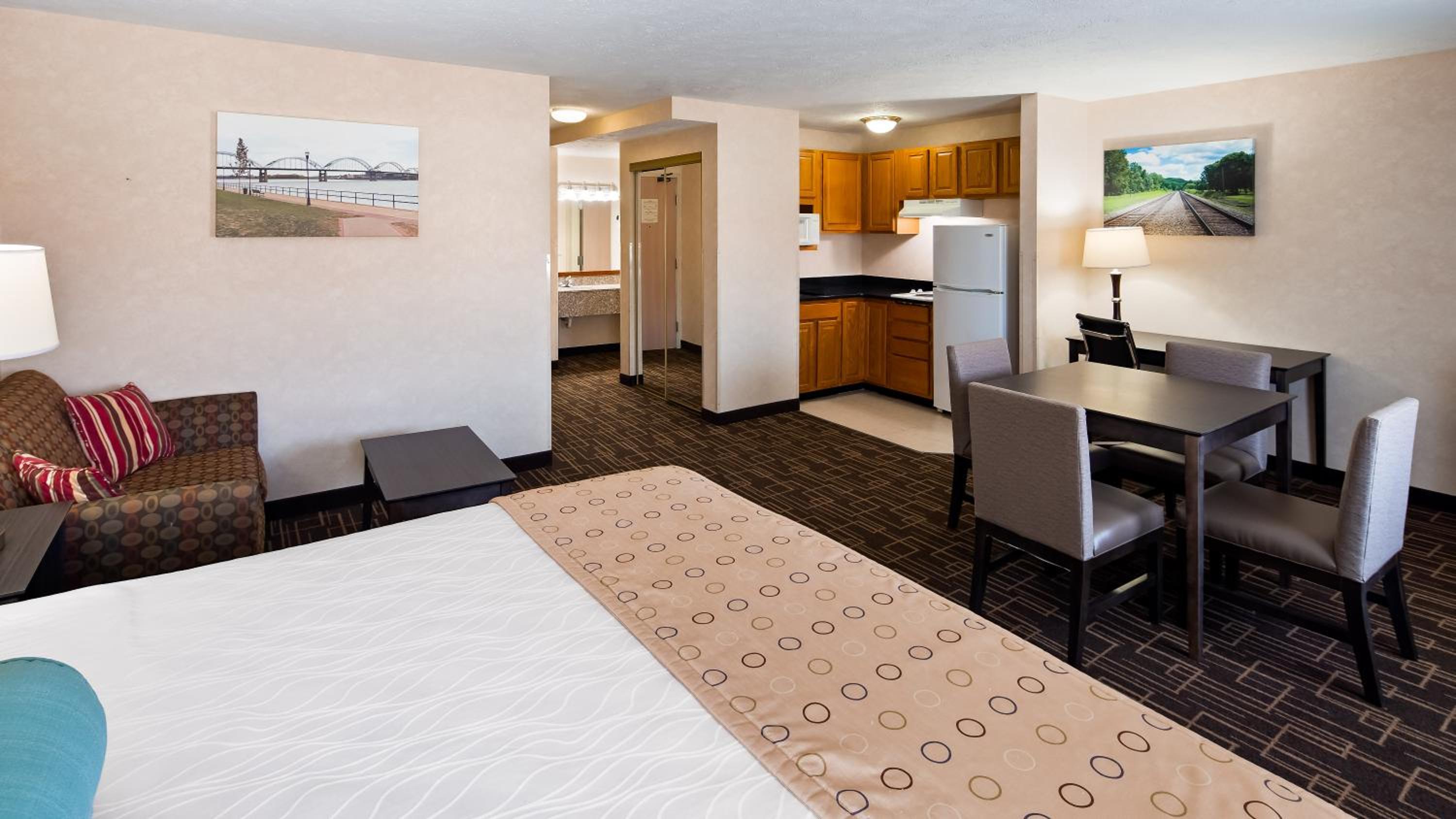 King Suite With Sofa Bed - Non-Smoking - Photo 2