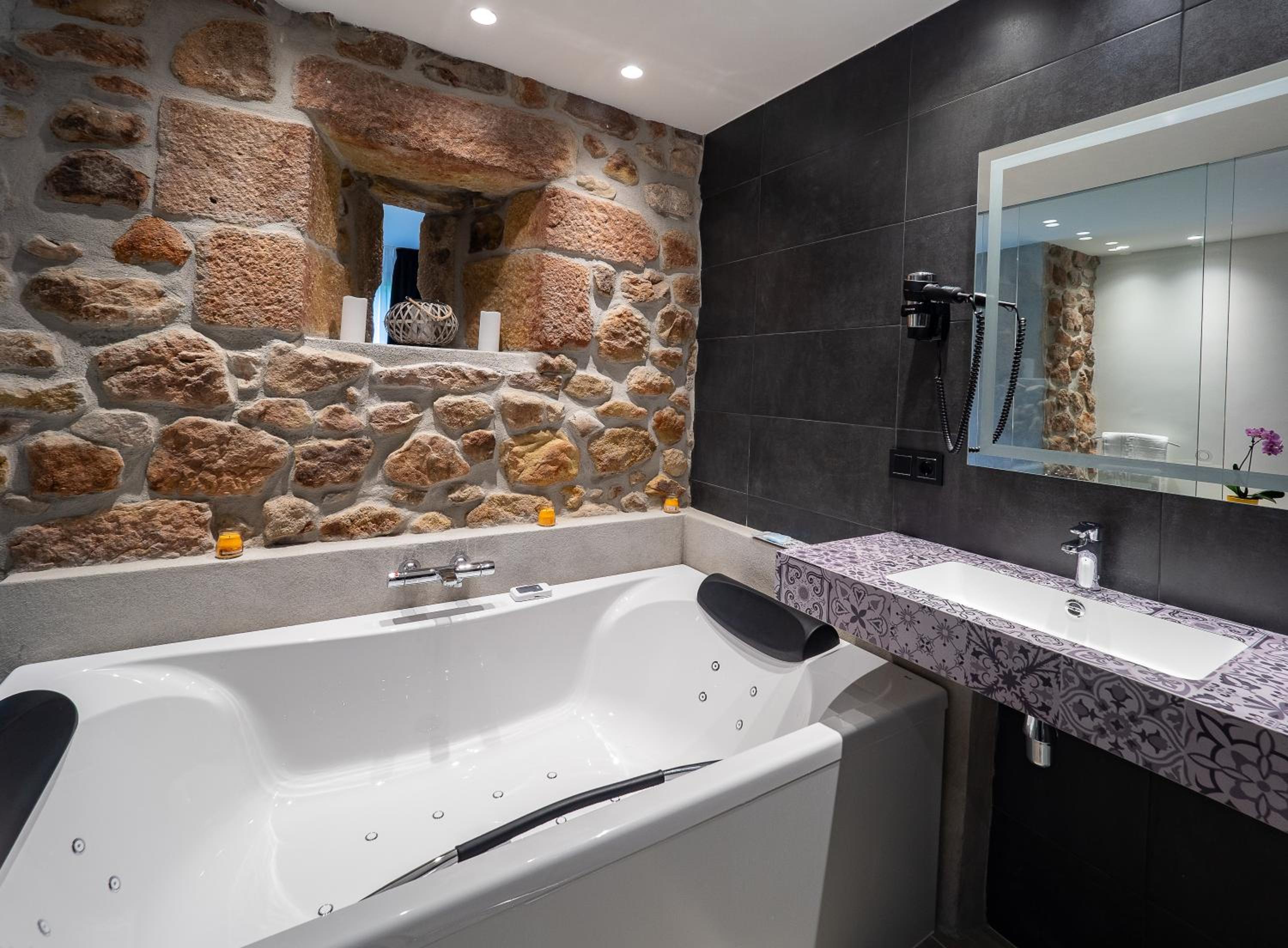 Suite with Spa Bath - Photo 2
