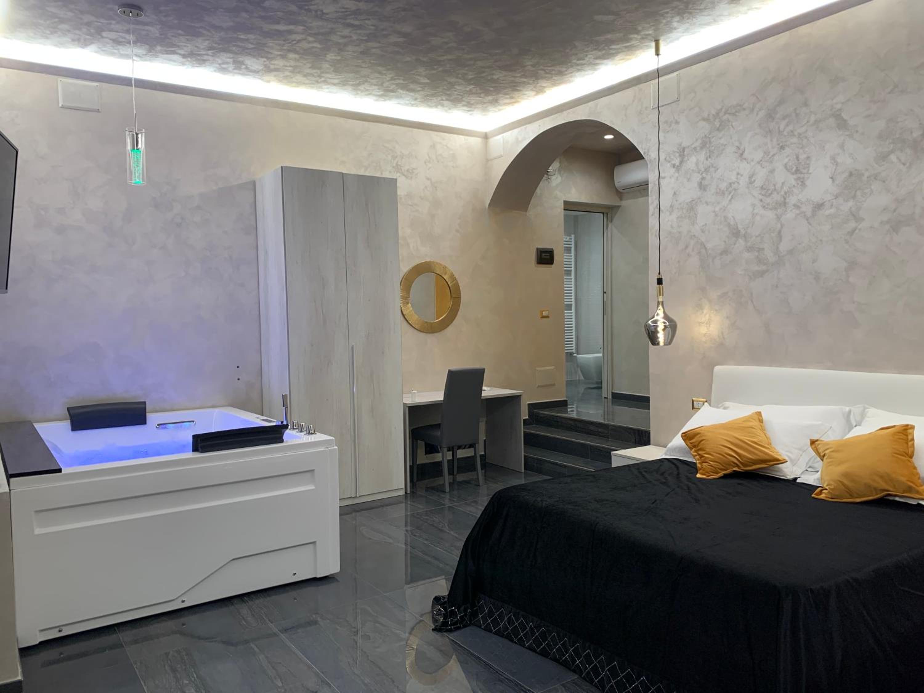 Deluxe Suite with Spa Bath
