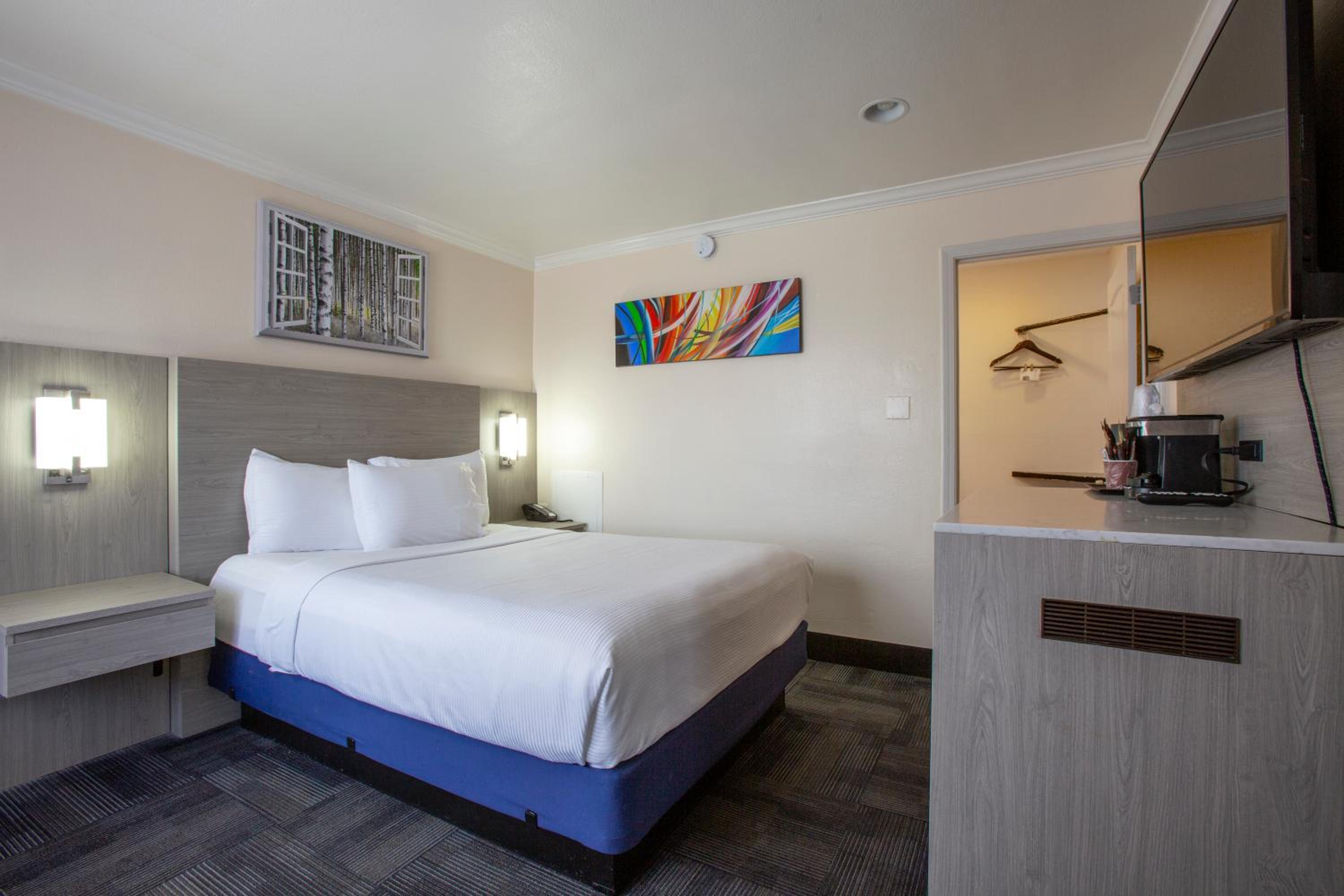 Queen Room at Hotel Aspen Flagstaff/ Grand Canyon InnSuites in Flagstaff