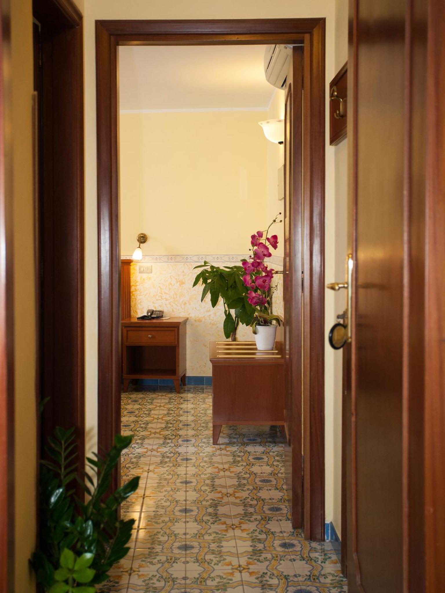 Classic Triple Room - Photo 9