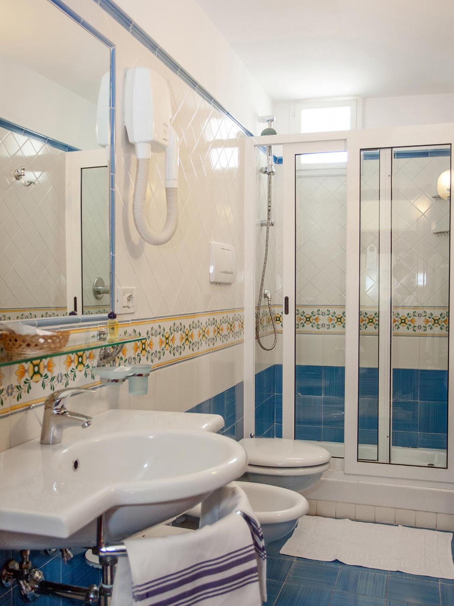 Classic Triple Room - Photo 10