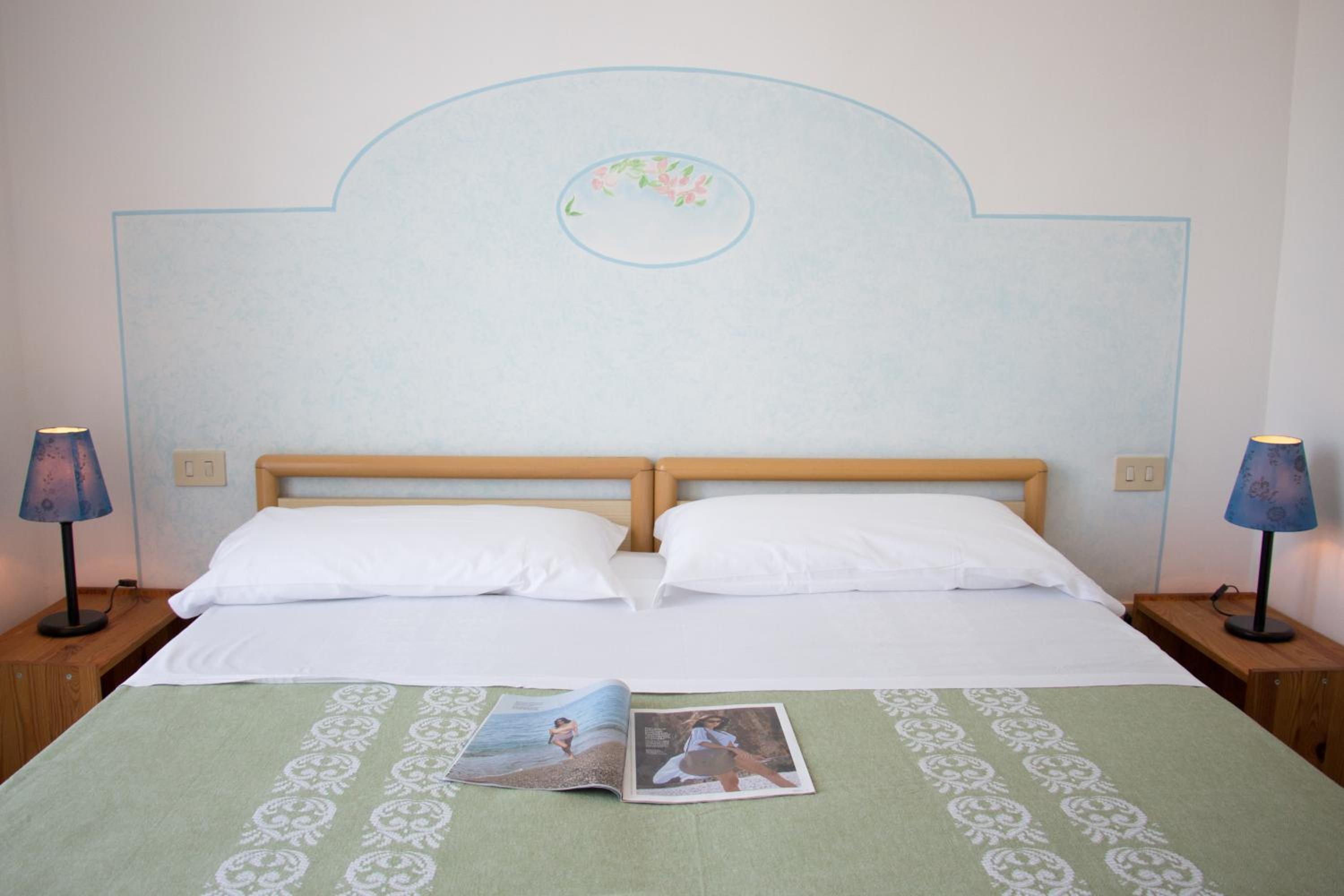 Double or Twin Room with Balcony - Photo 3