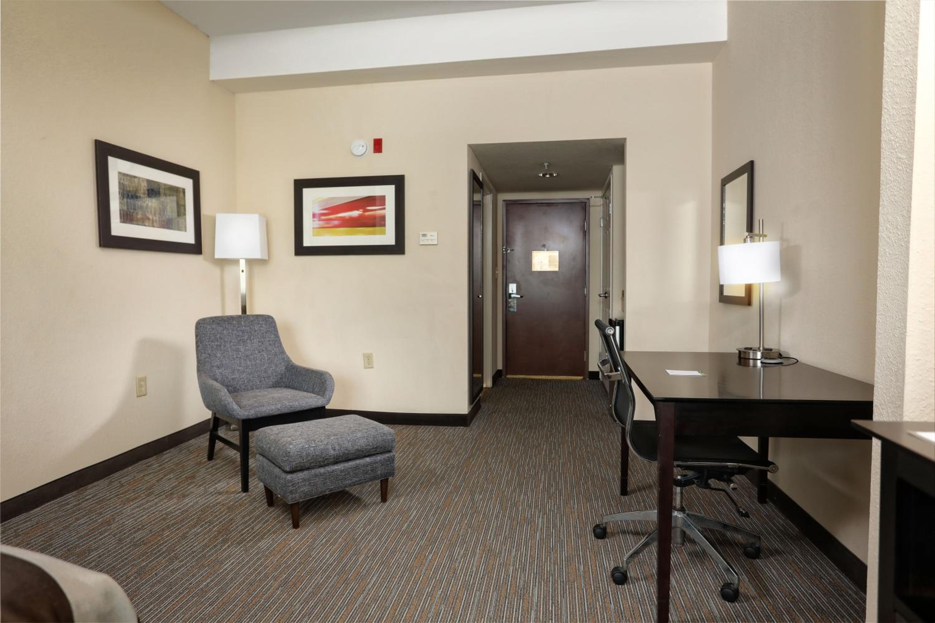 King Room - Non-Smoking - Photo 3