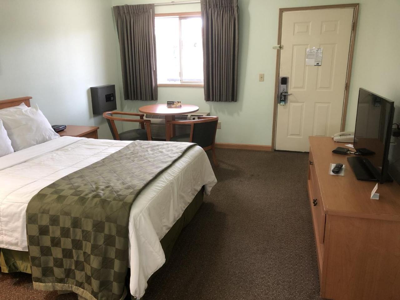 Queen Room - Non-Smoking - Photo 3