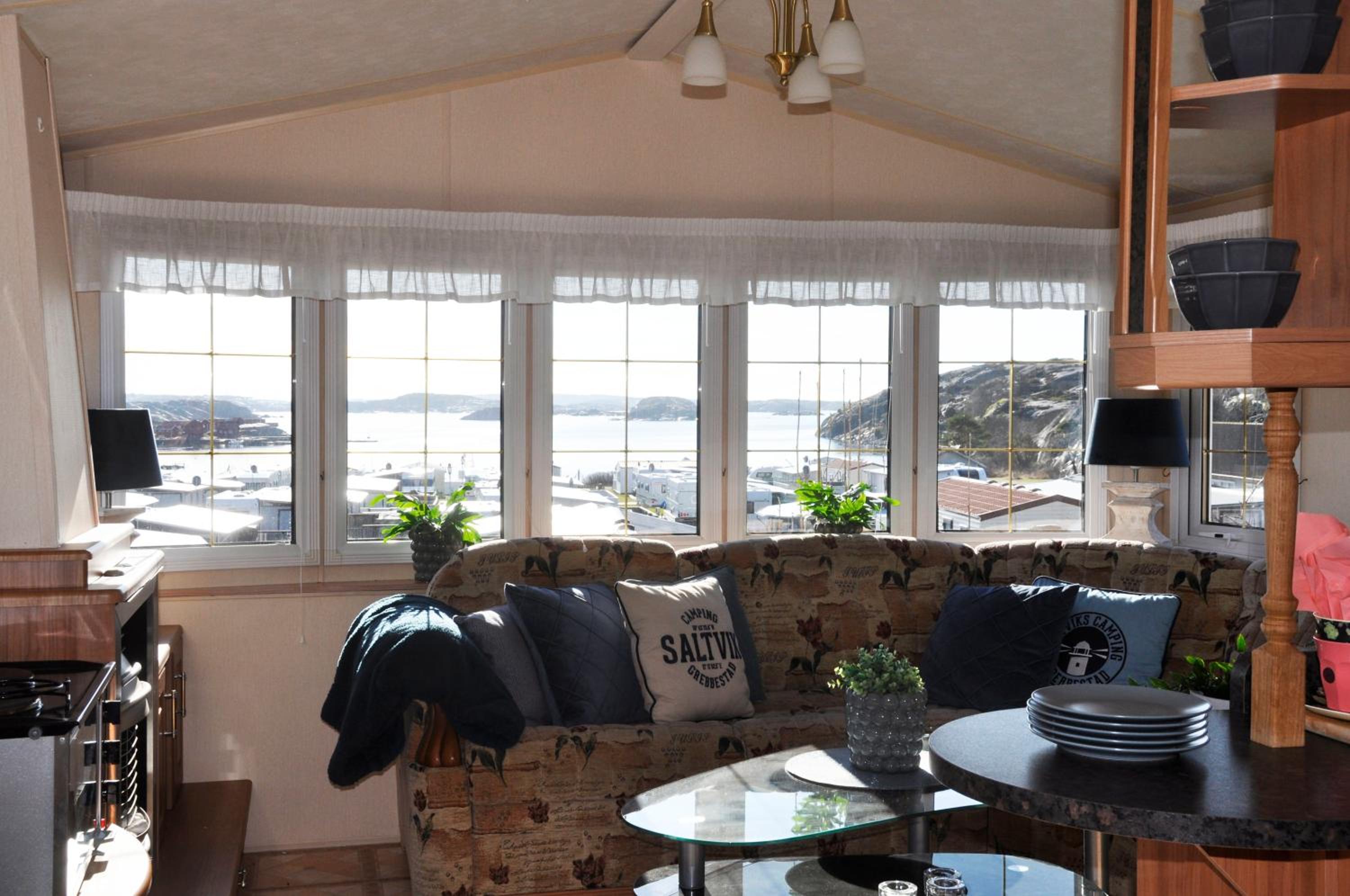 Mobile Home - Photo 2