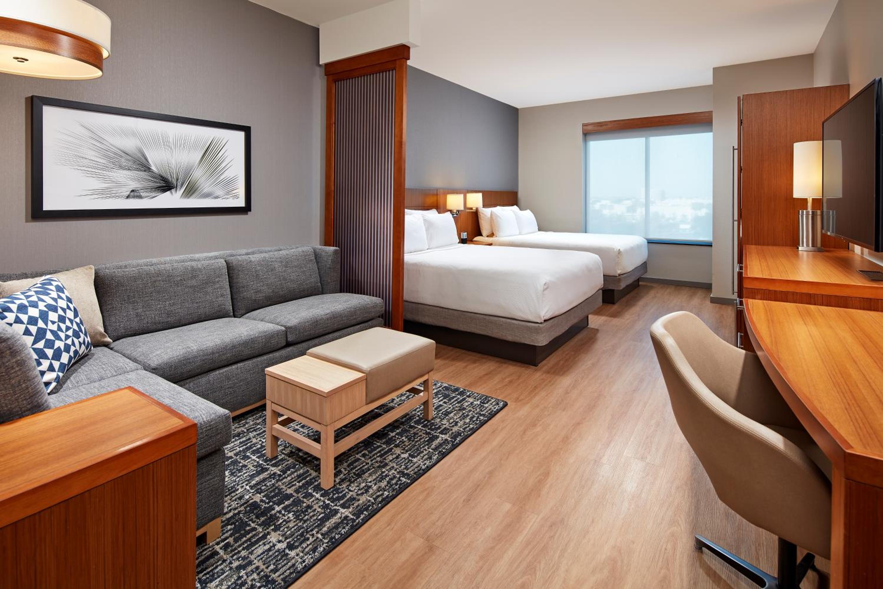 Queen Room with Two Queen Beds and Sofa Bed - High Floor photo 3