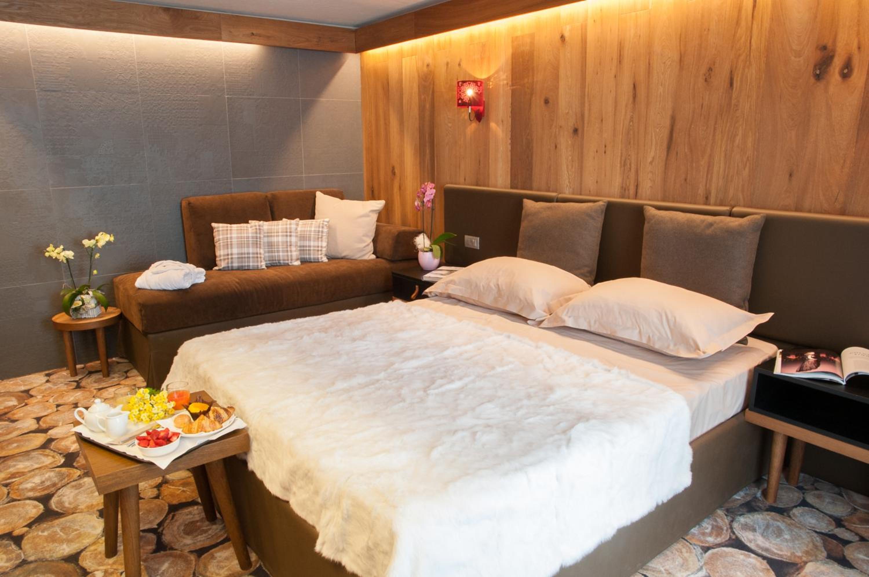 Suite - Photo 1