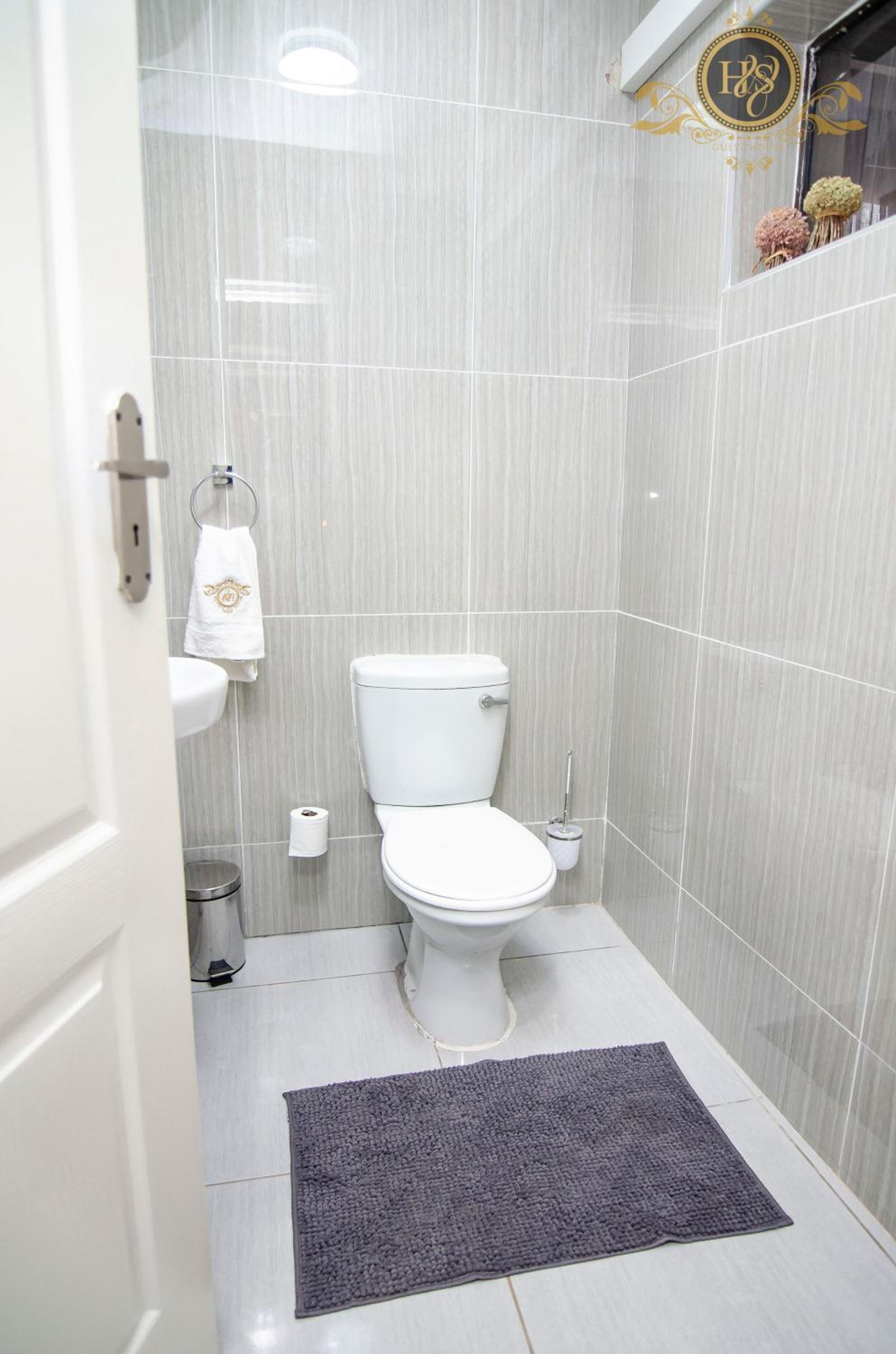 Standard Queen Room - Photo 9