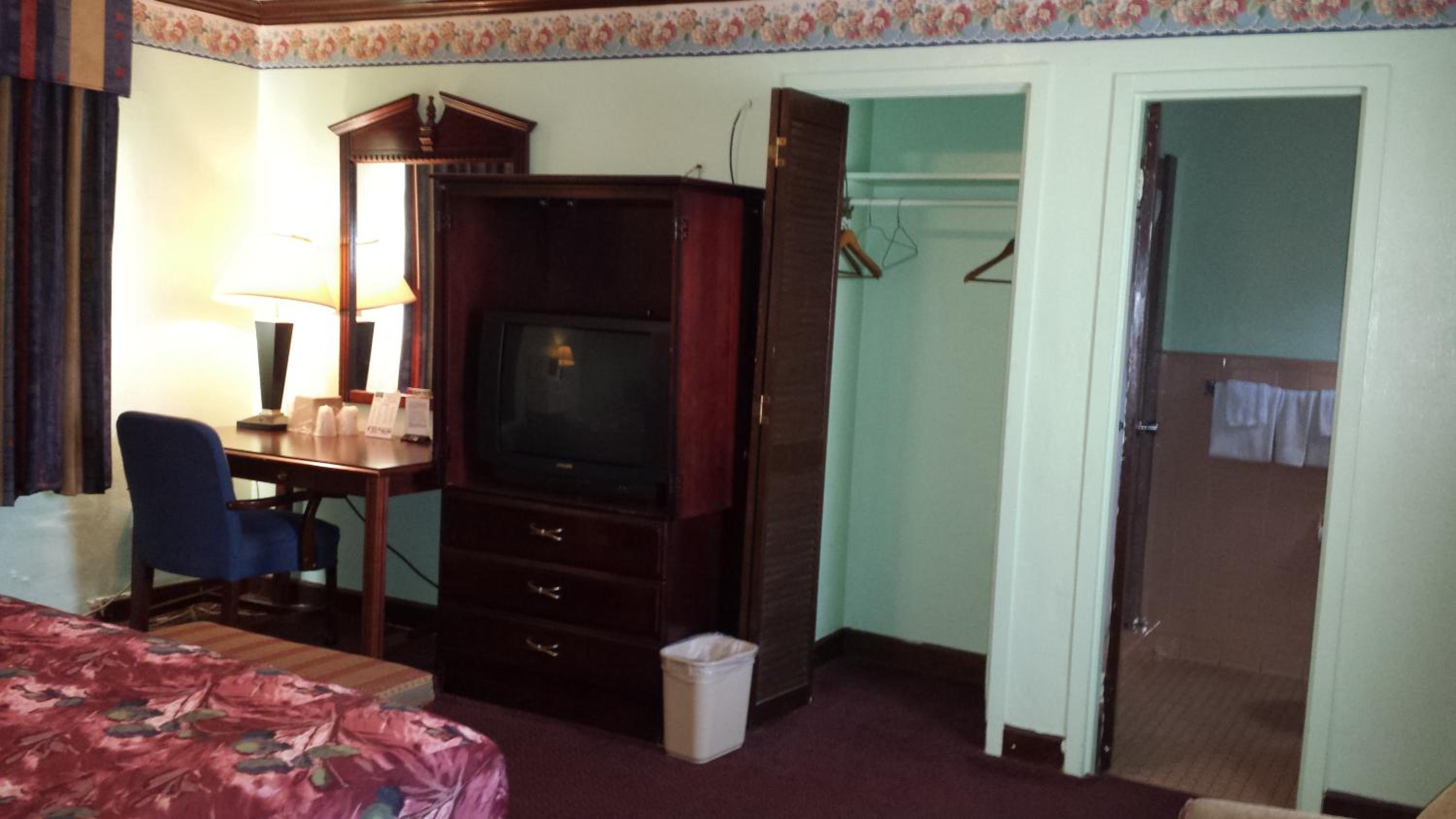 King Room - Non-Smoking - Photo 4