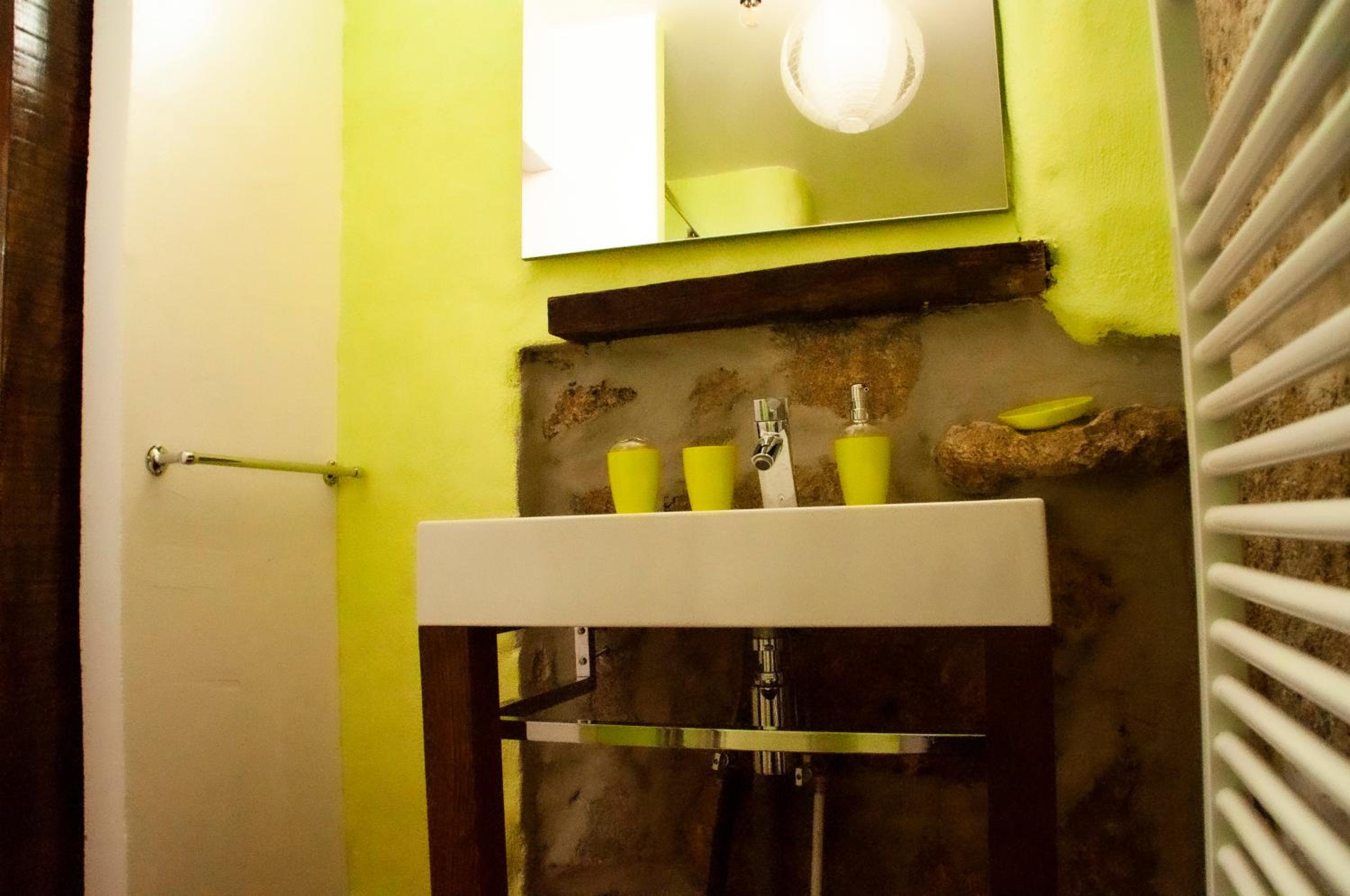 One-Bedroom House - Photo 18