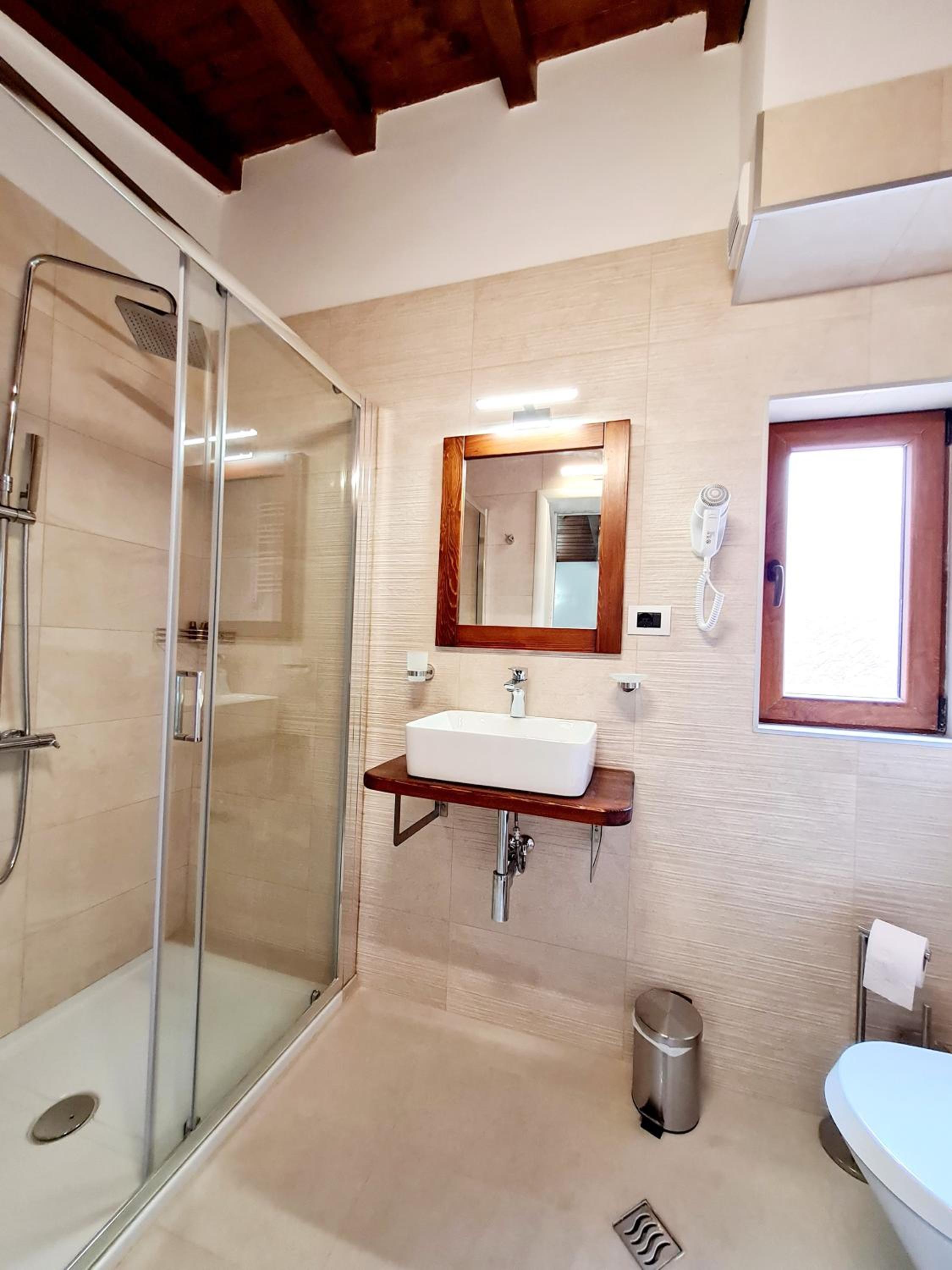 Deluxe King Room - Photo 5