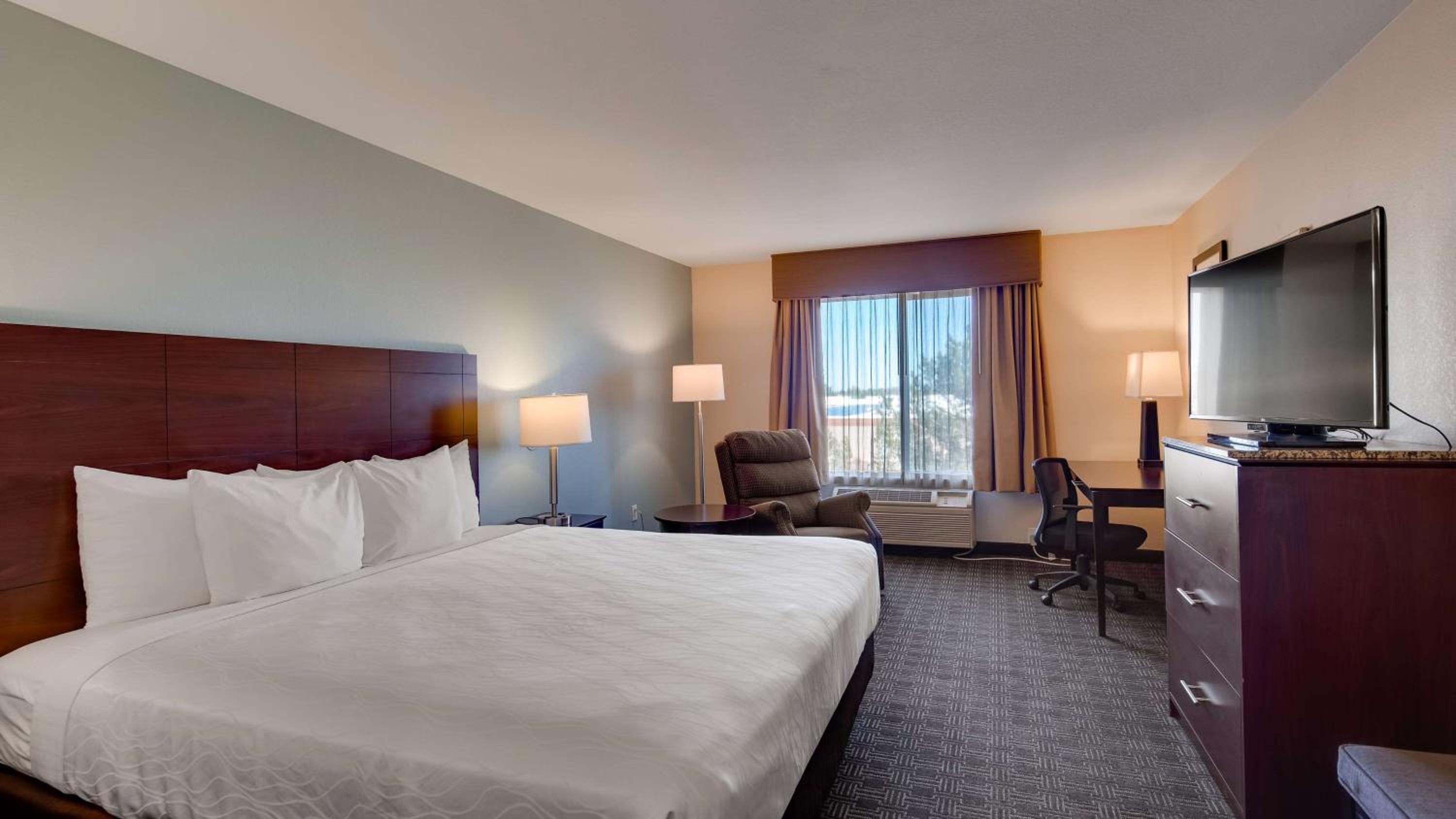 King Room with Roll-In Shower - Mobility Access/Communication Assistance photo 1