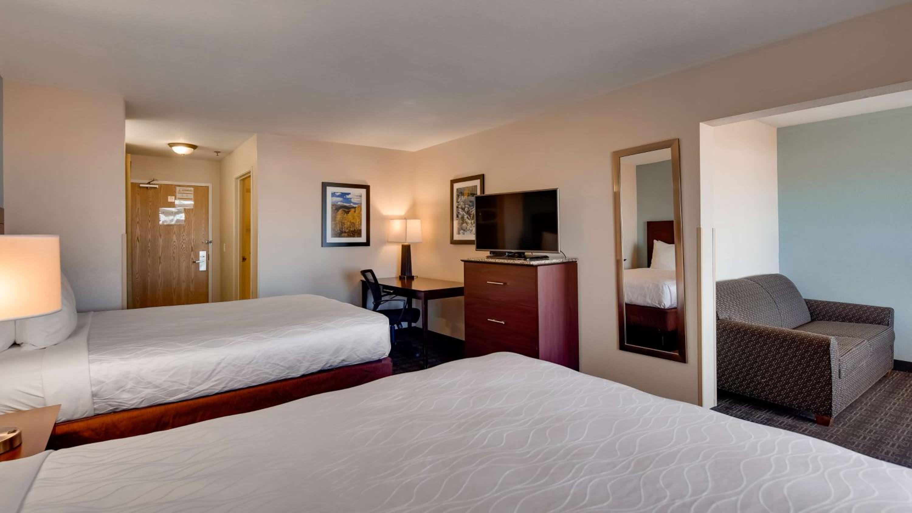 Queen Suite with Two Queen Beds/Sofa Bed - Non-Smoking photo 2