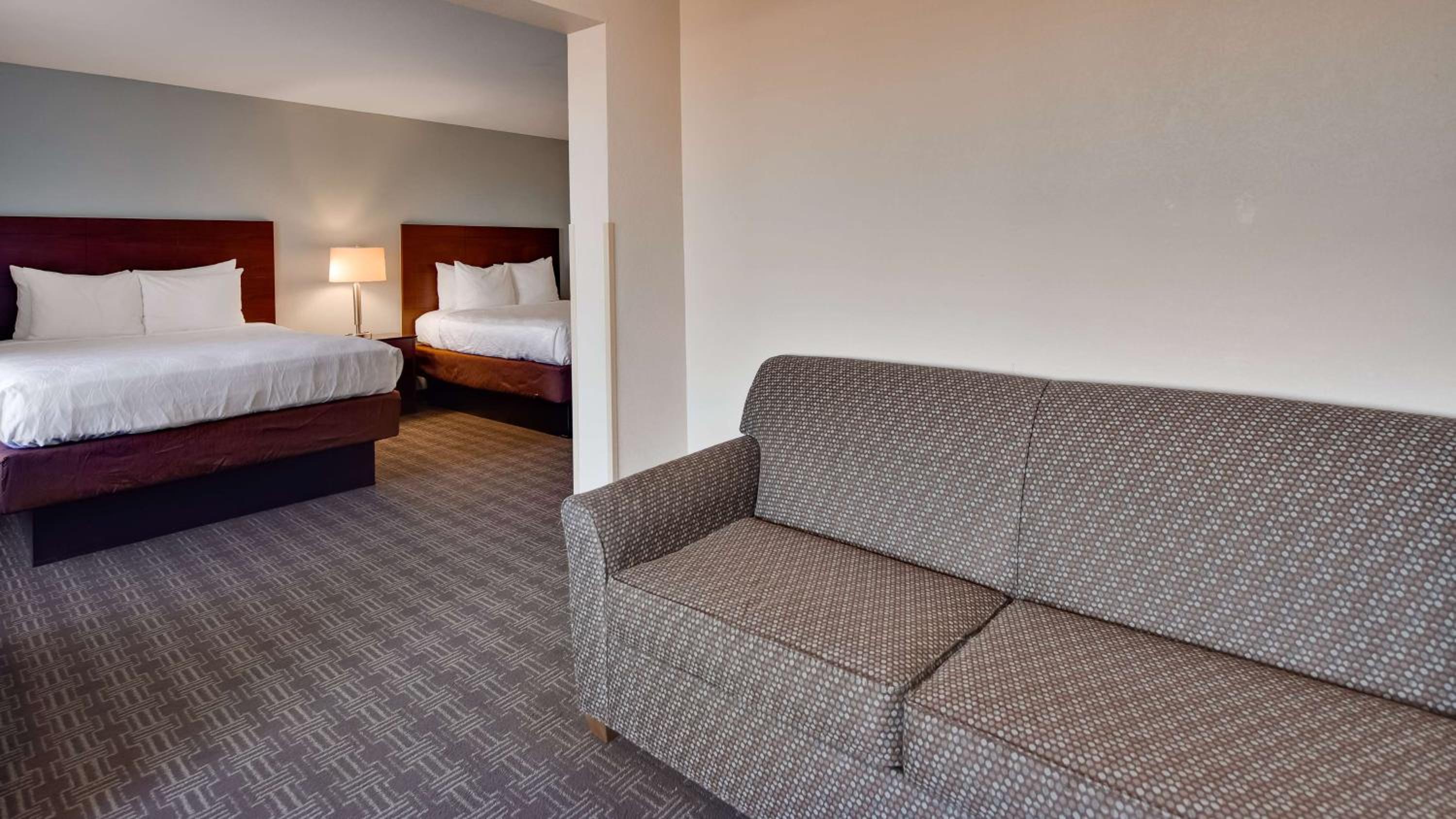 Queen Suite with Two Queen Beds/Sofa Bed - Non-Smoking, photo 6