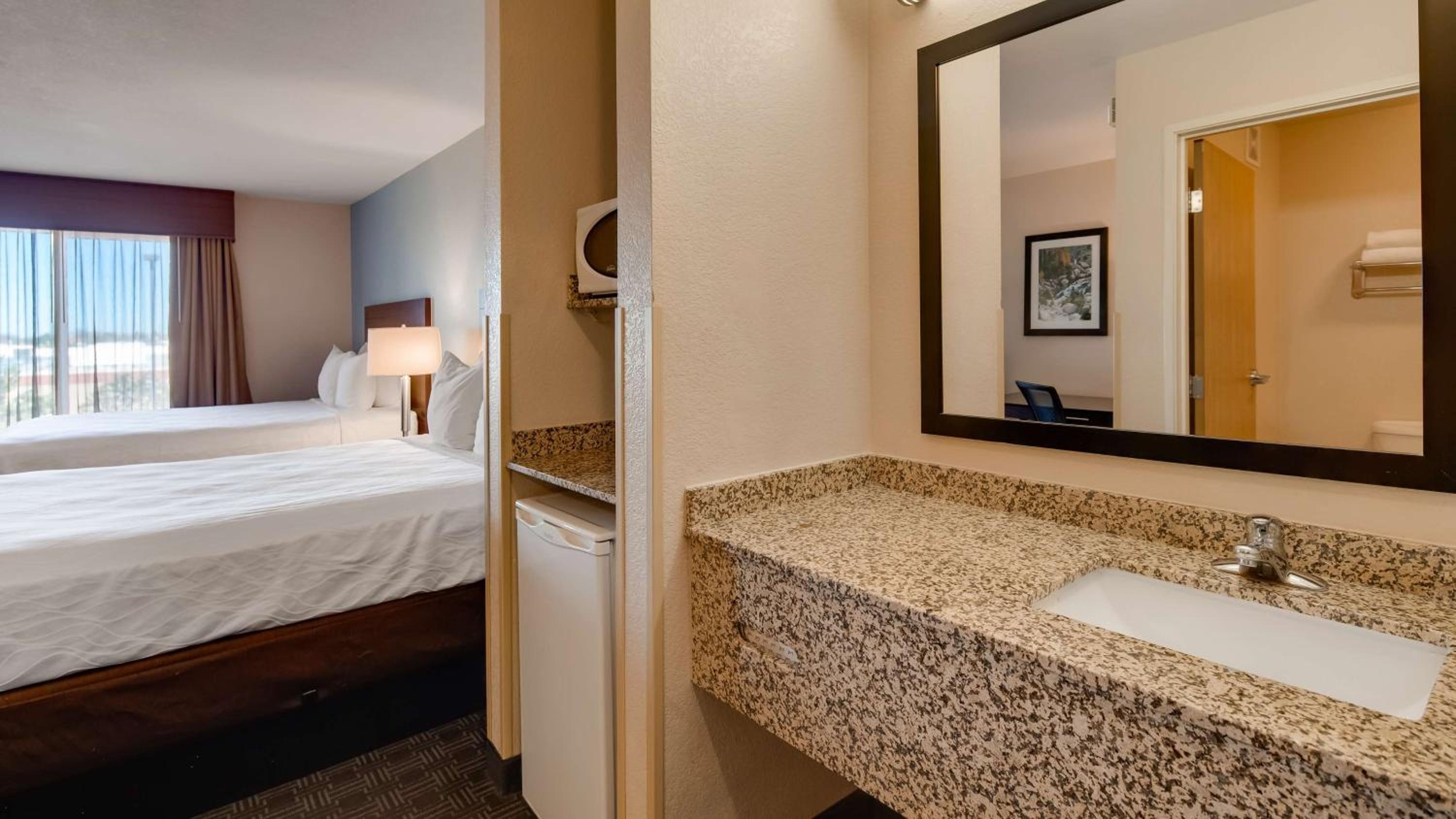 Queen Suite with Two Queen Beds/Sofa Bed - Non-Smoking photo 1