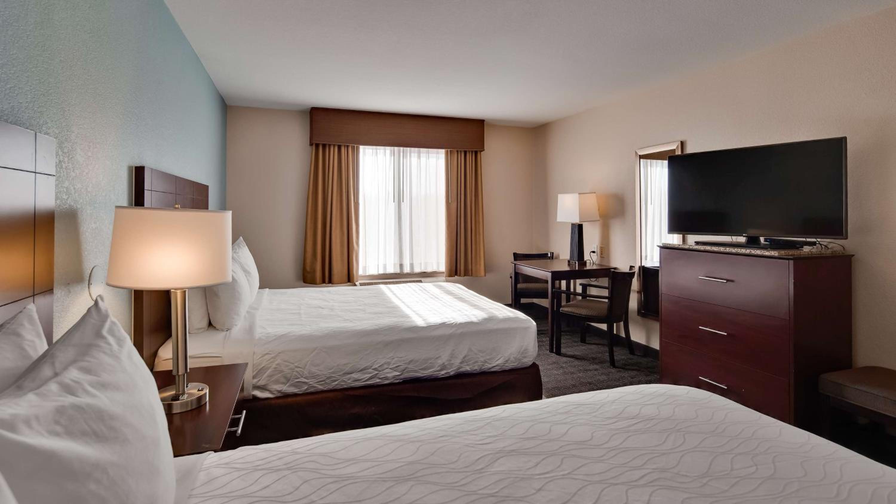 Queen Room with Two Queen Beds - Non-Smoking photo 1