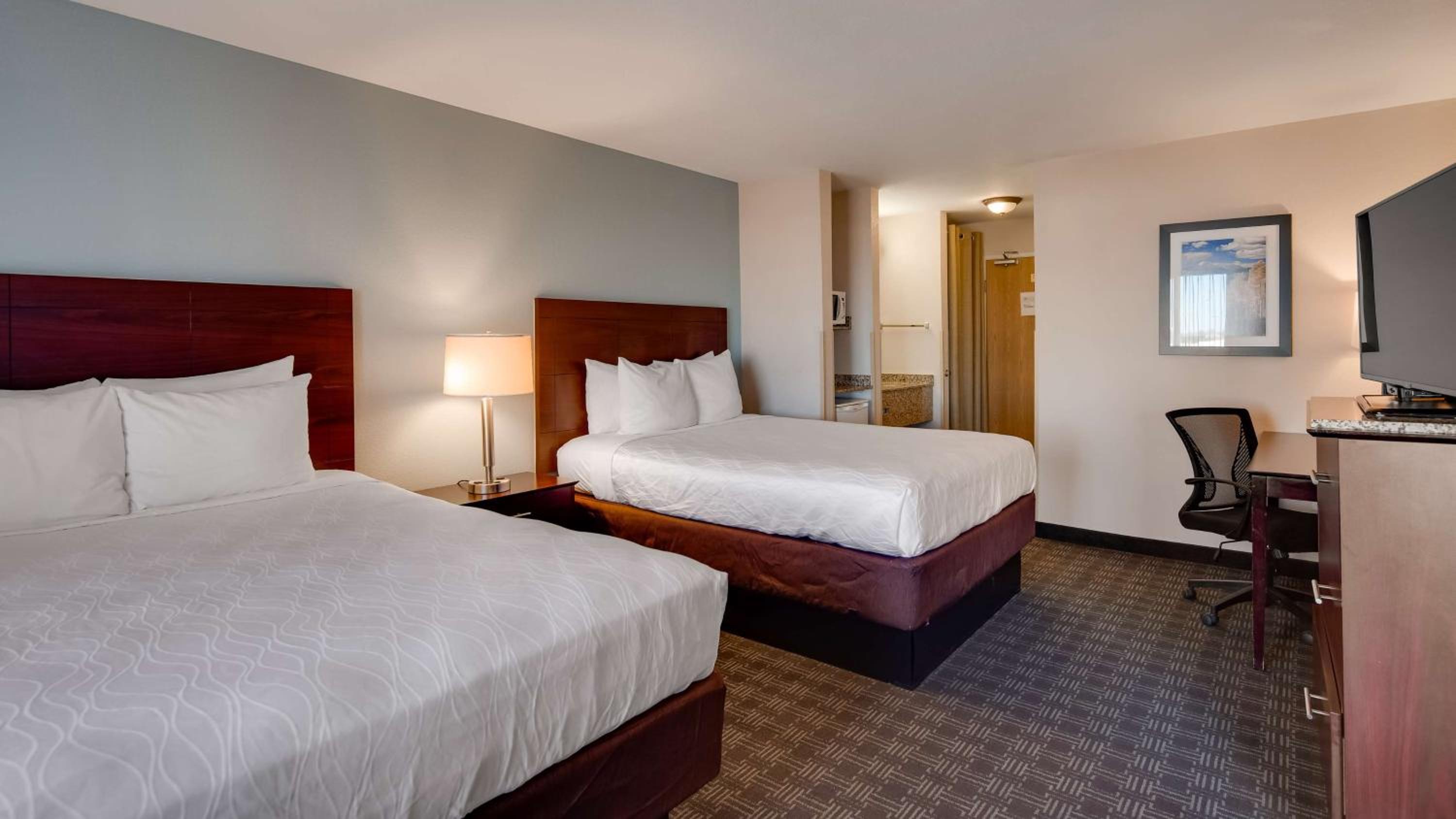 Queen Suite with Two Queen Beds/Sofa Bed - Non-Smoking photo 3