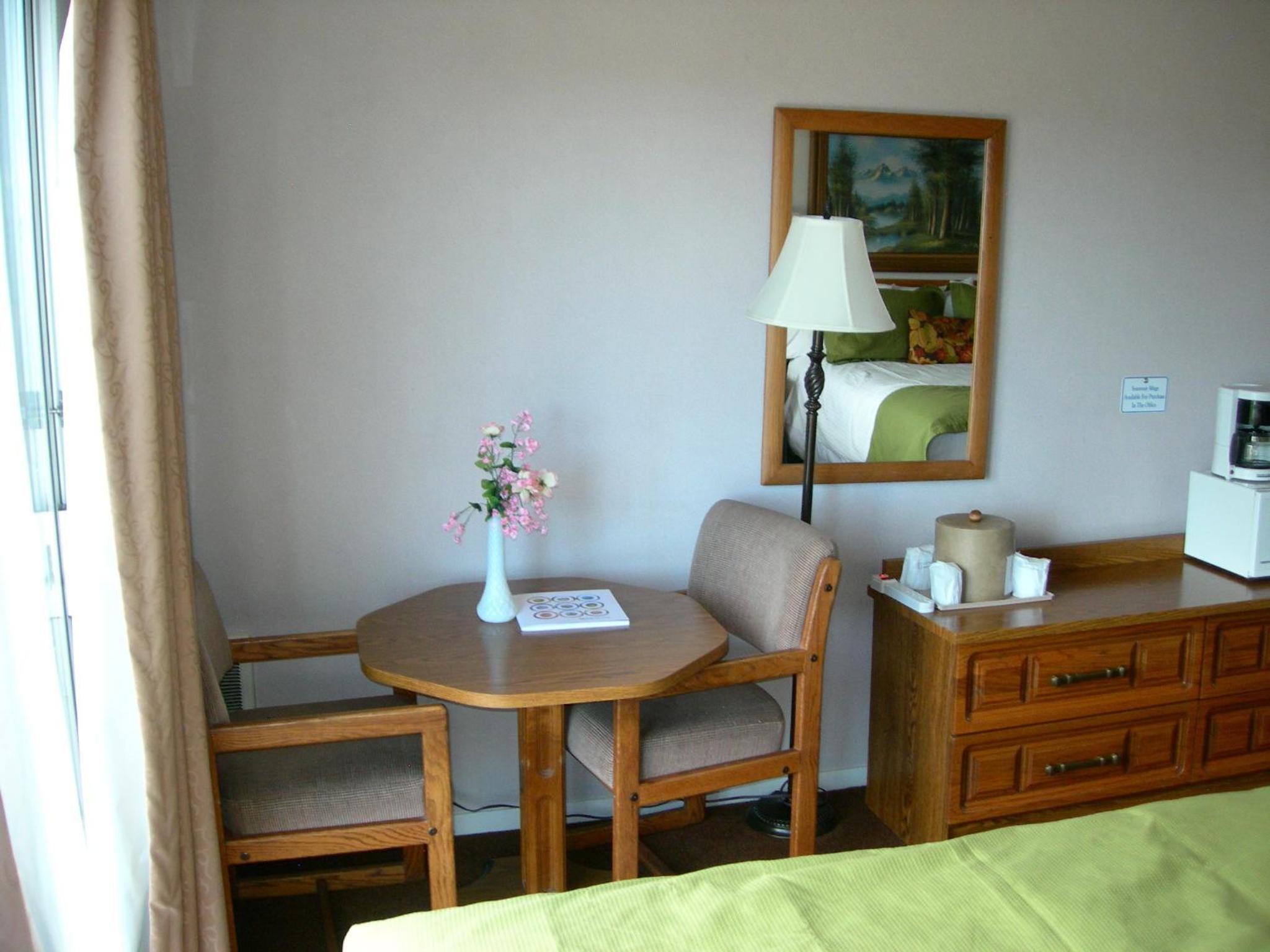Queen Room with Two Queen Beds photo 3