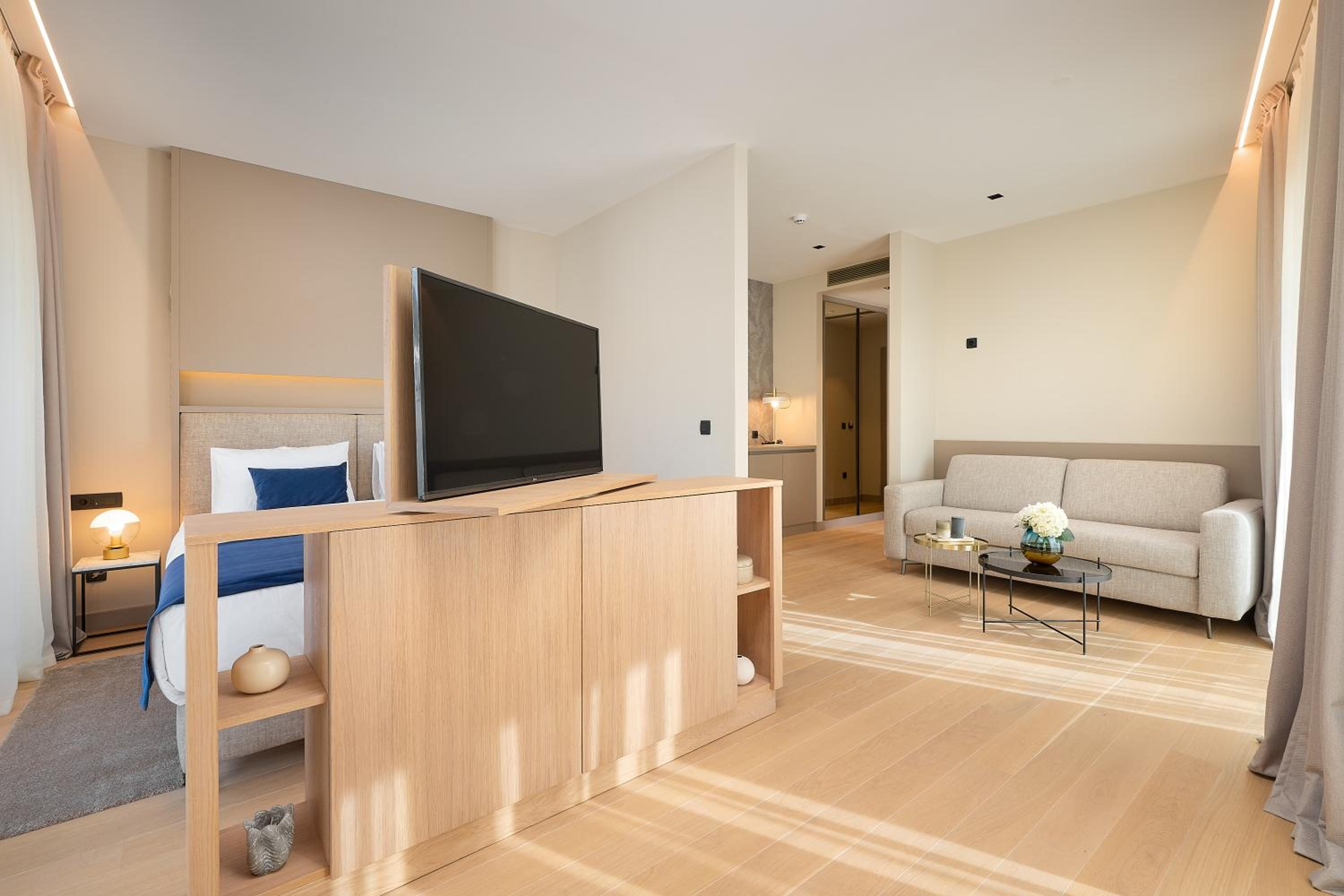 Junior Suite with Balcony thumbnail 6