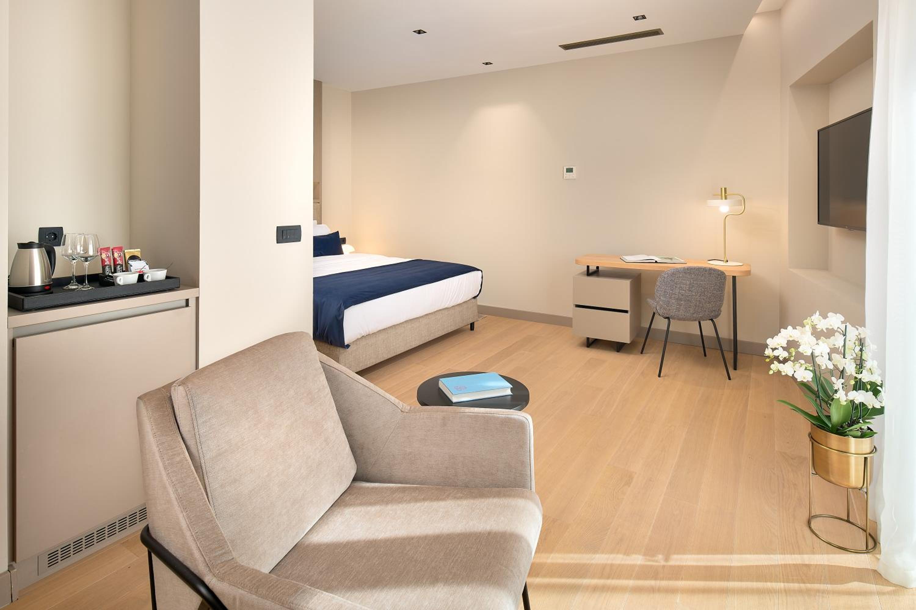 Superior Room with King Bed thumbnail 5