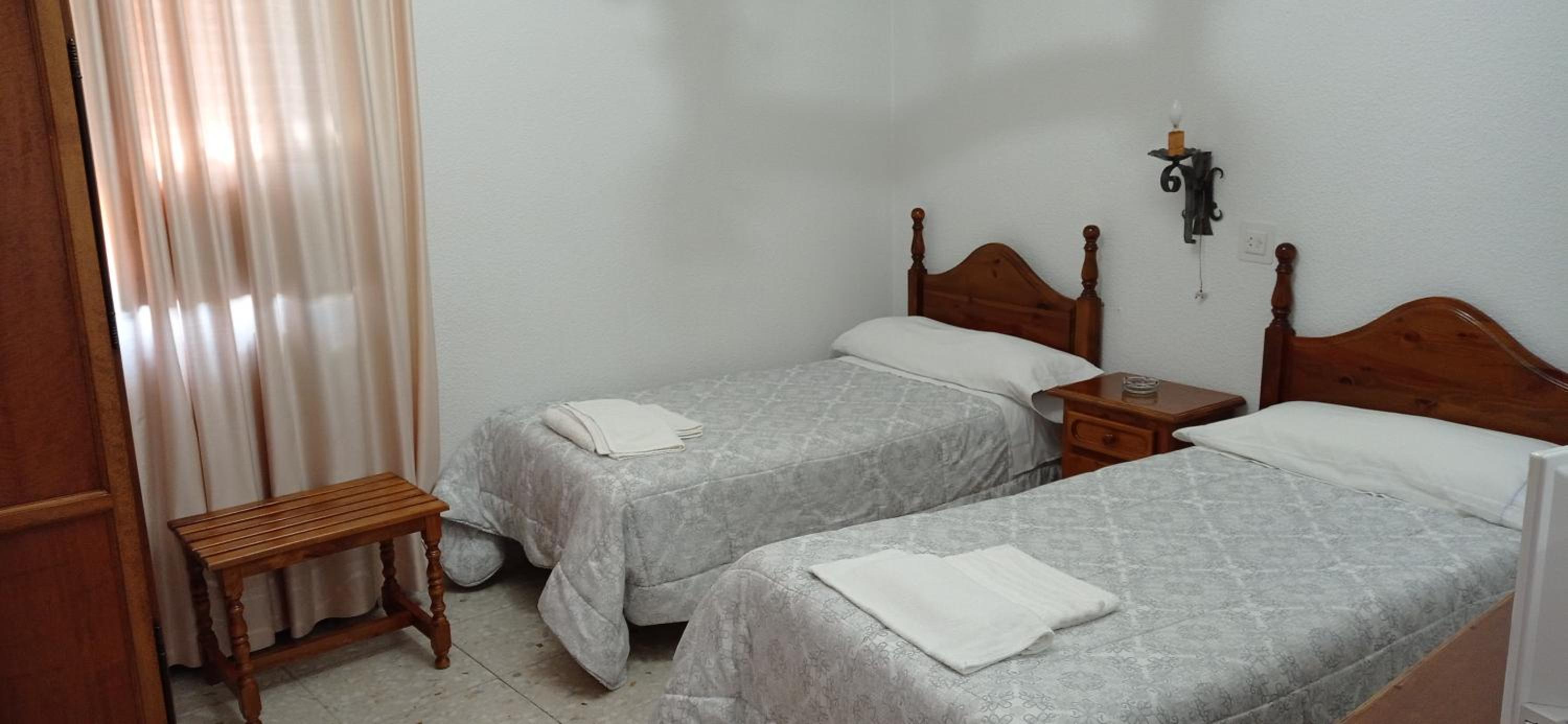 Double Room with Private Bathroom - Photo 2