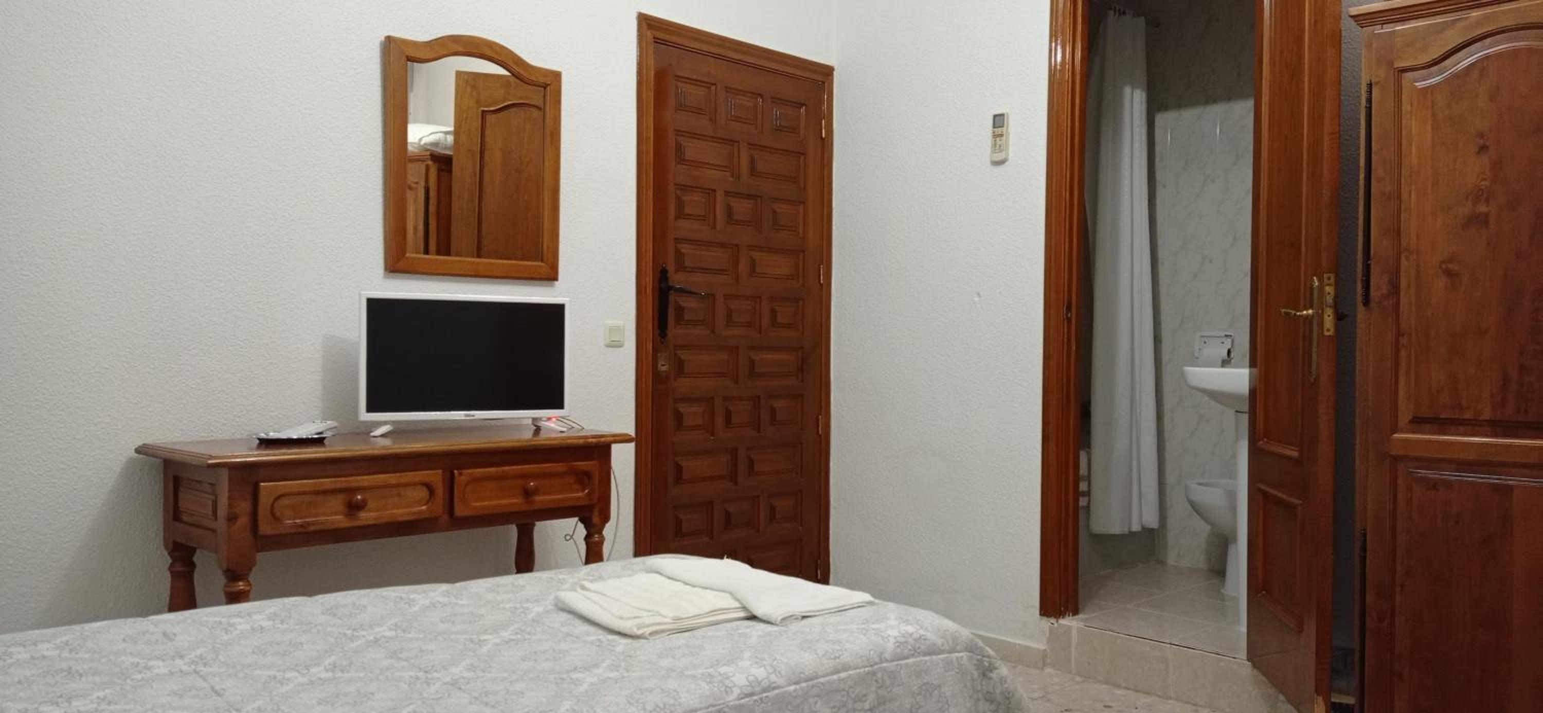 Double Room with Private Bathroom - Photo 6