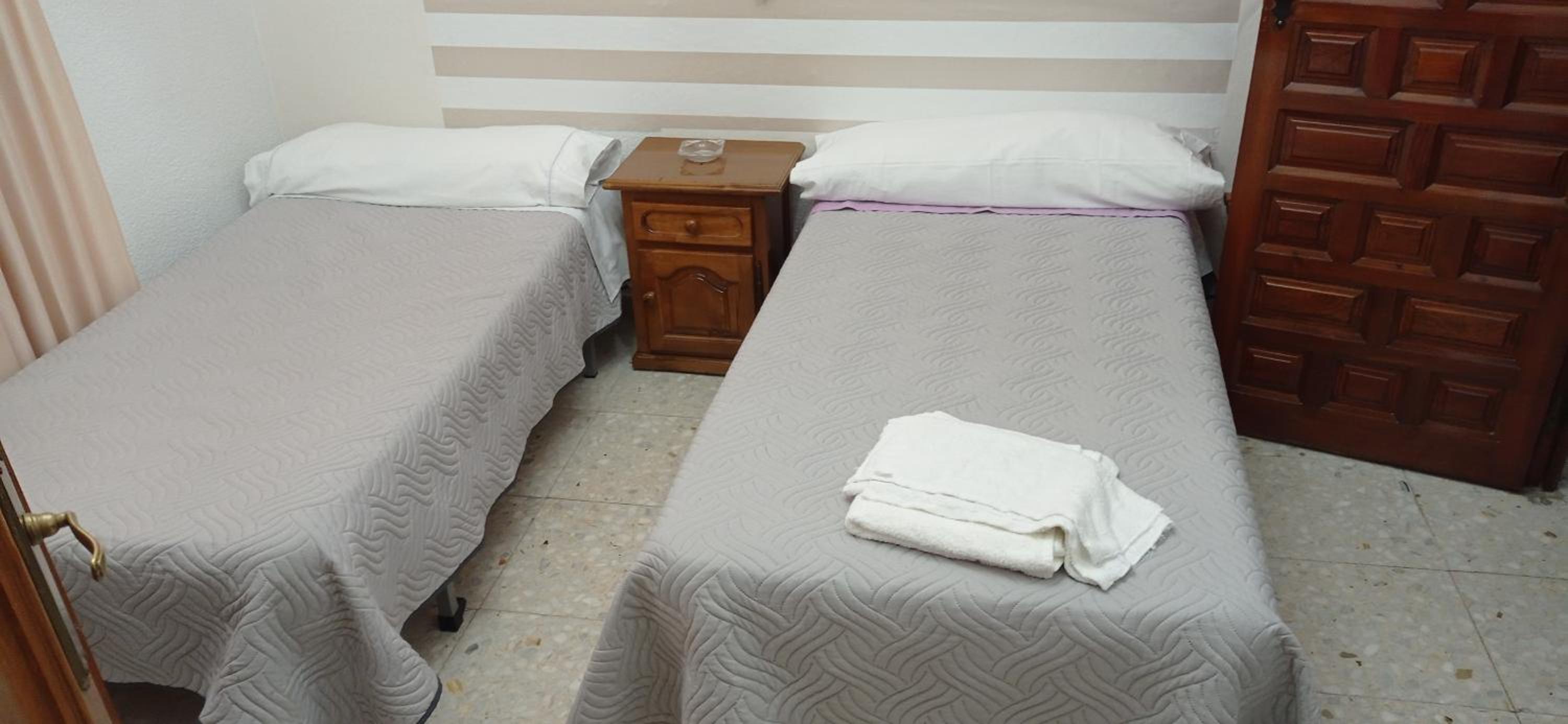 Double Room with Private Bathroom - Photo 7