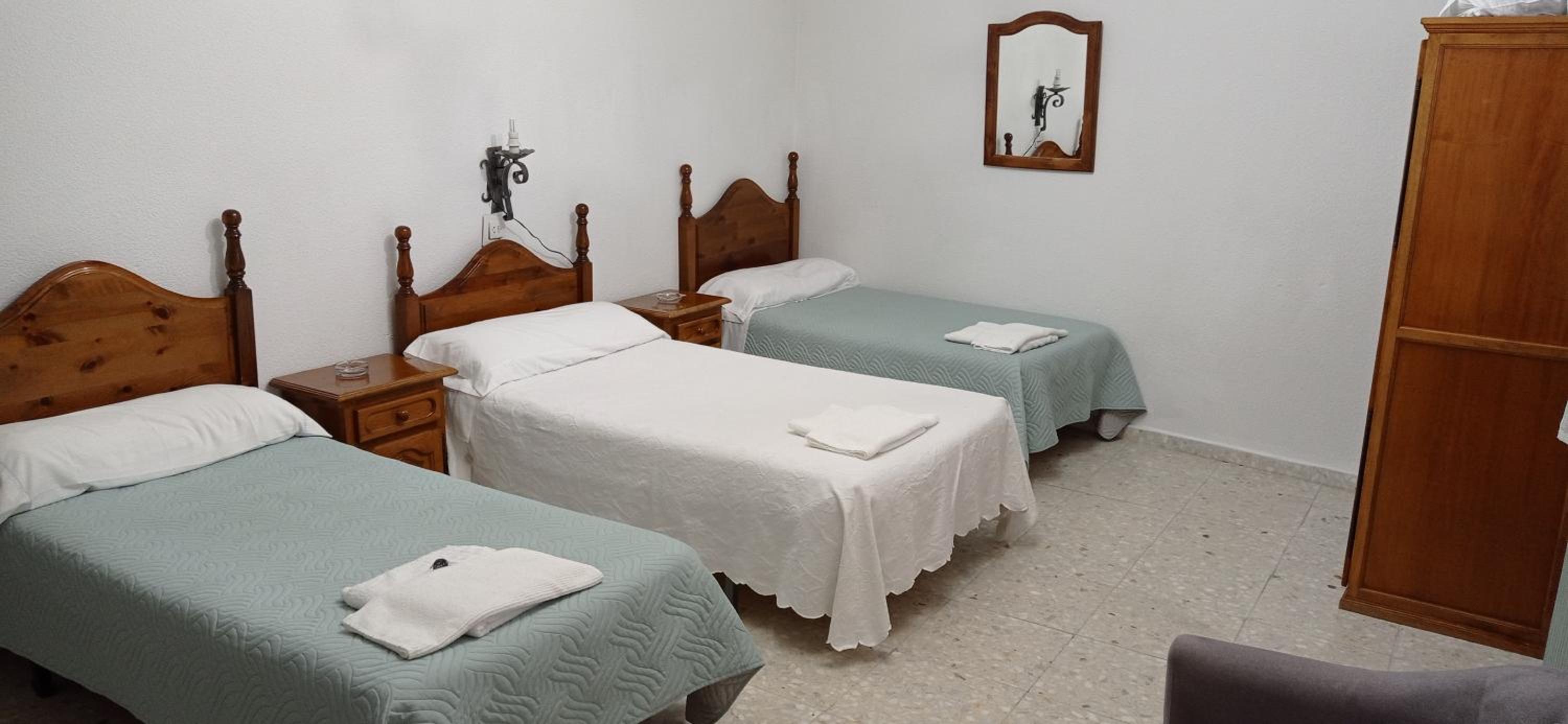 Triple Room with Bathroom - Photo 2