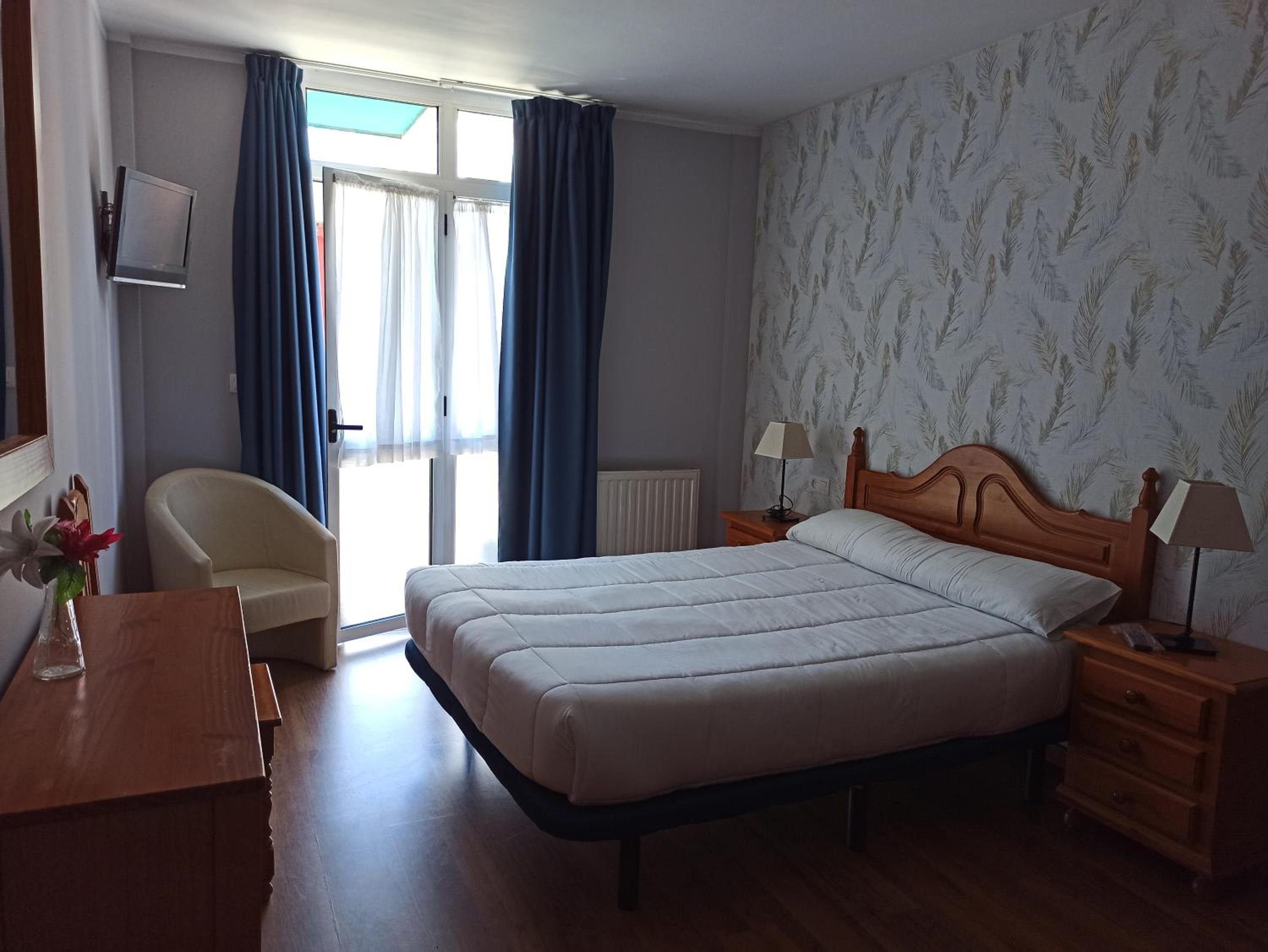Double or Twin Room - Photo 8