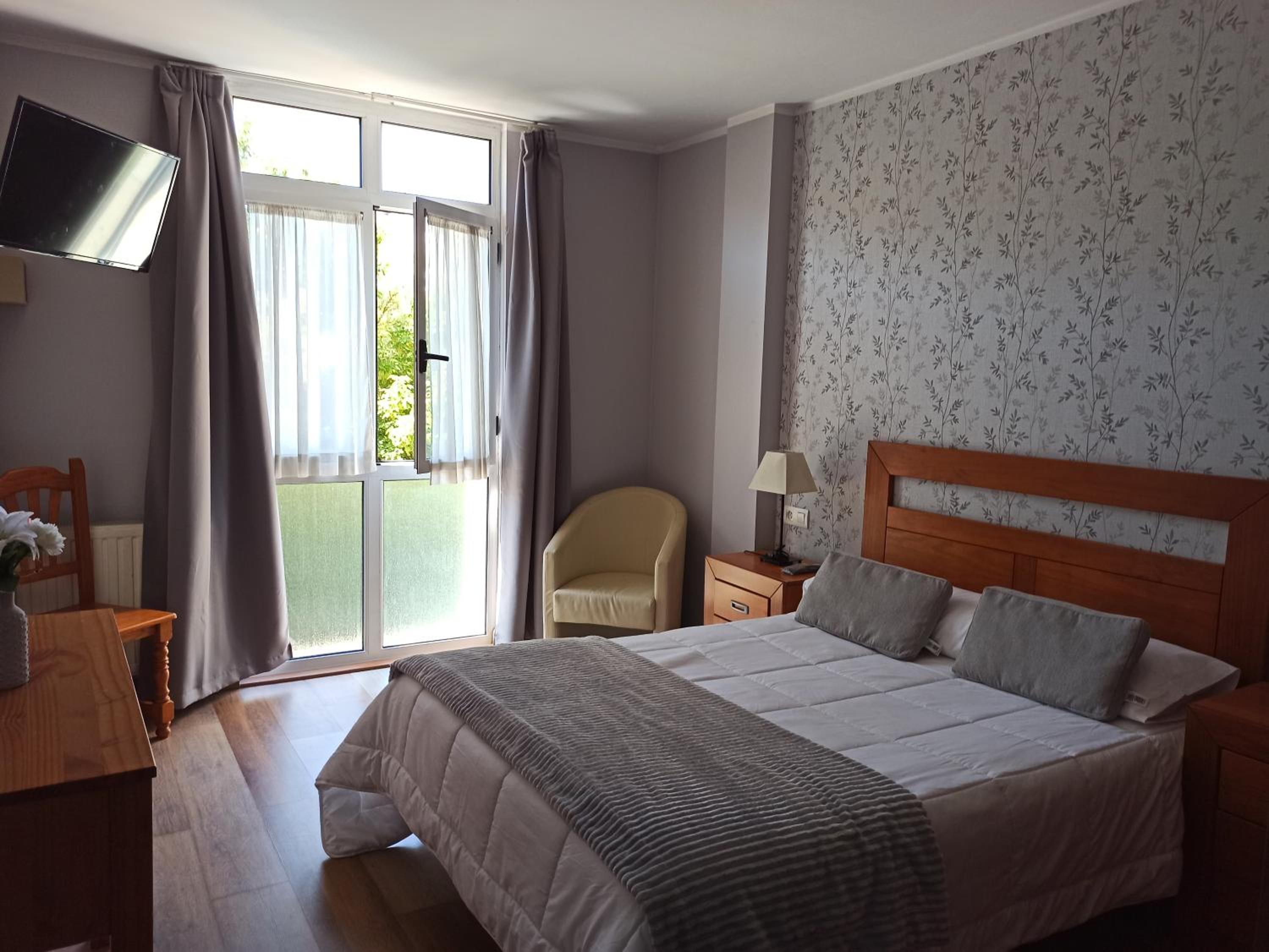 Double or Twin Room - Photo 9