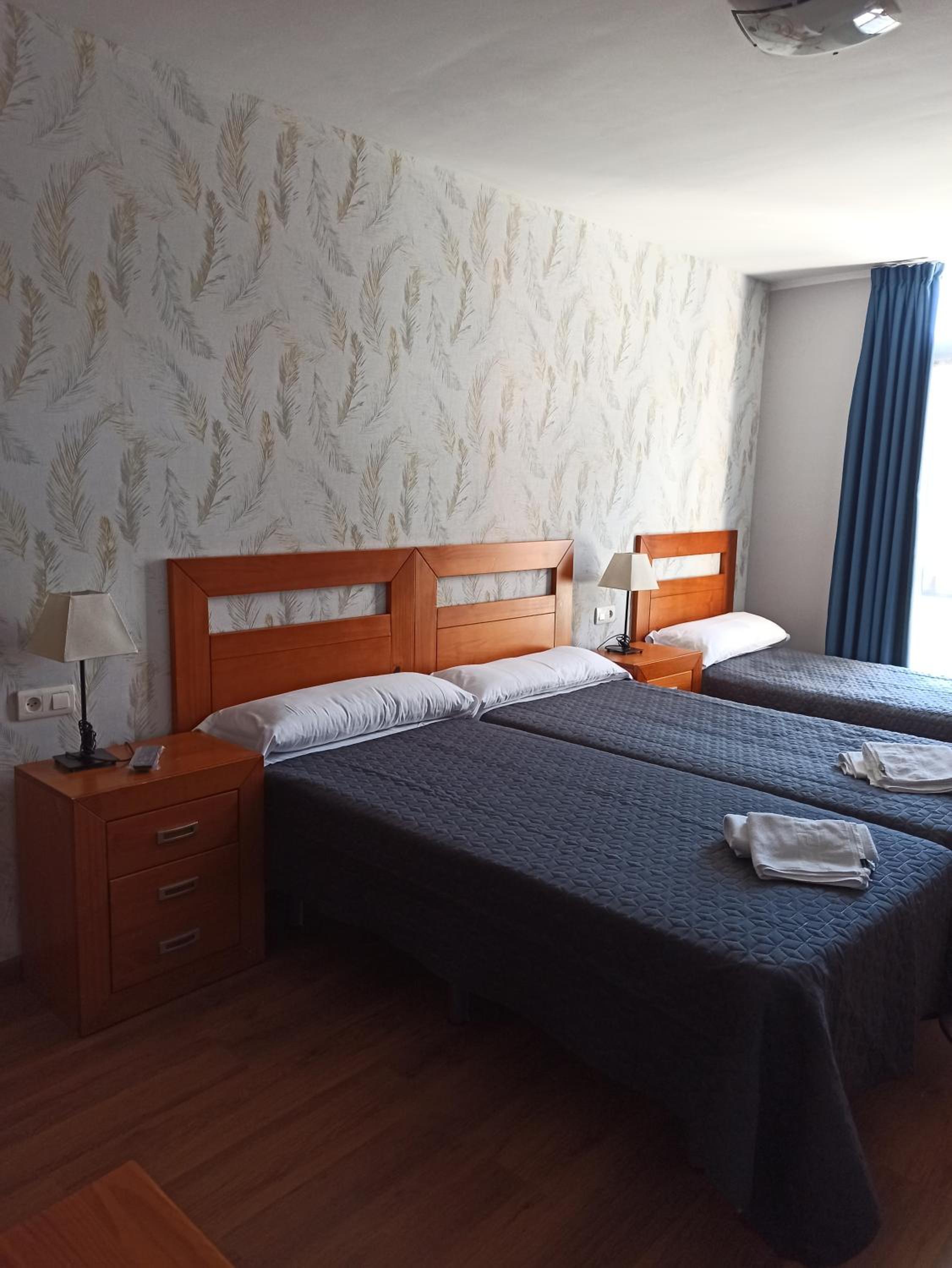 Double or Twin Room with Extra Bed - Photo 1