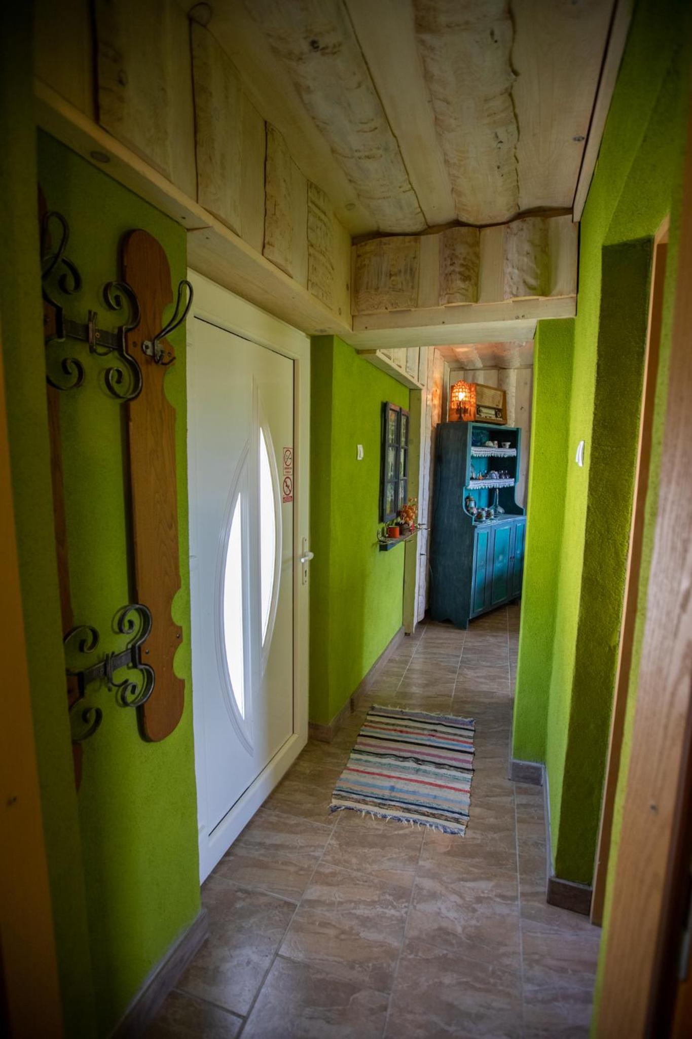 One-Bedroom Apartment - Photo 2