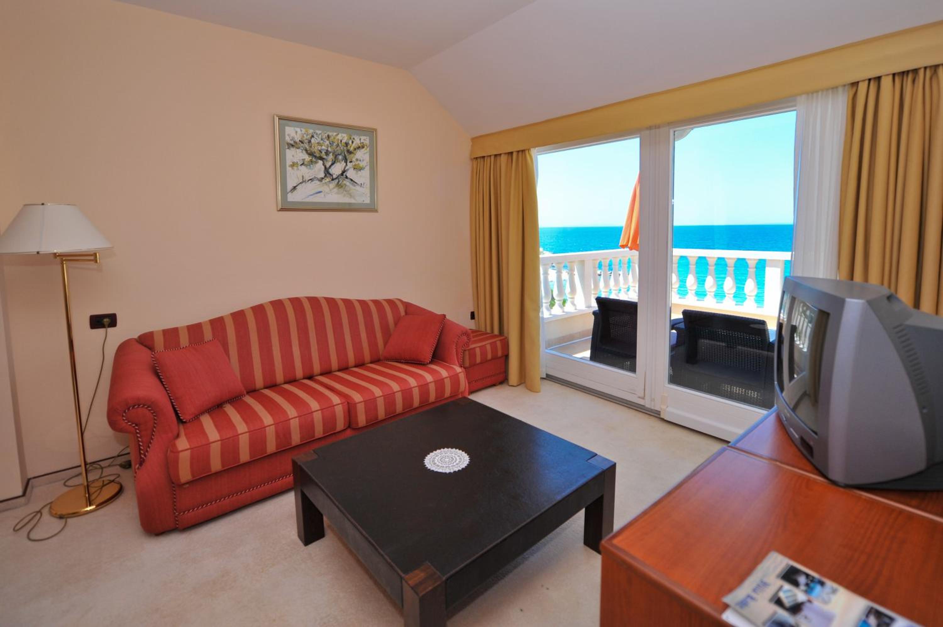 One-Bedroom Suite with Terrace and Sea View photo 2
