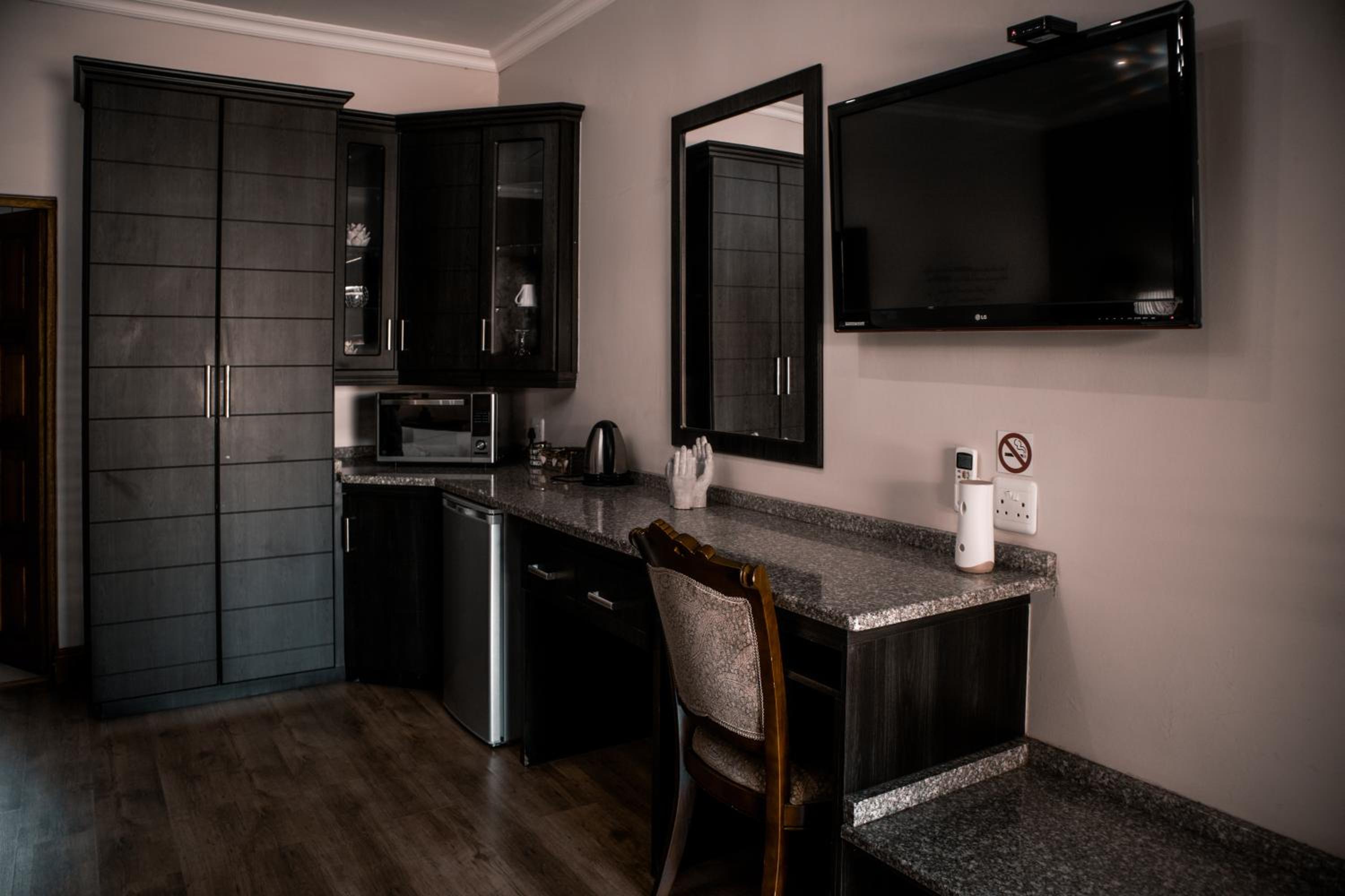Deluxe King Room - Photo 12