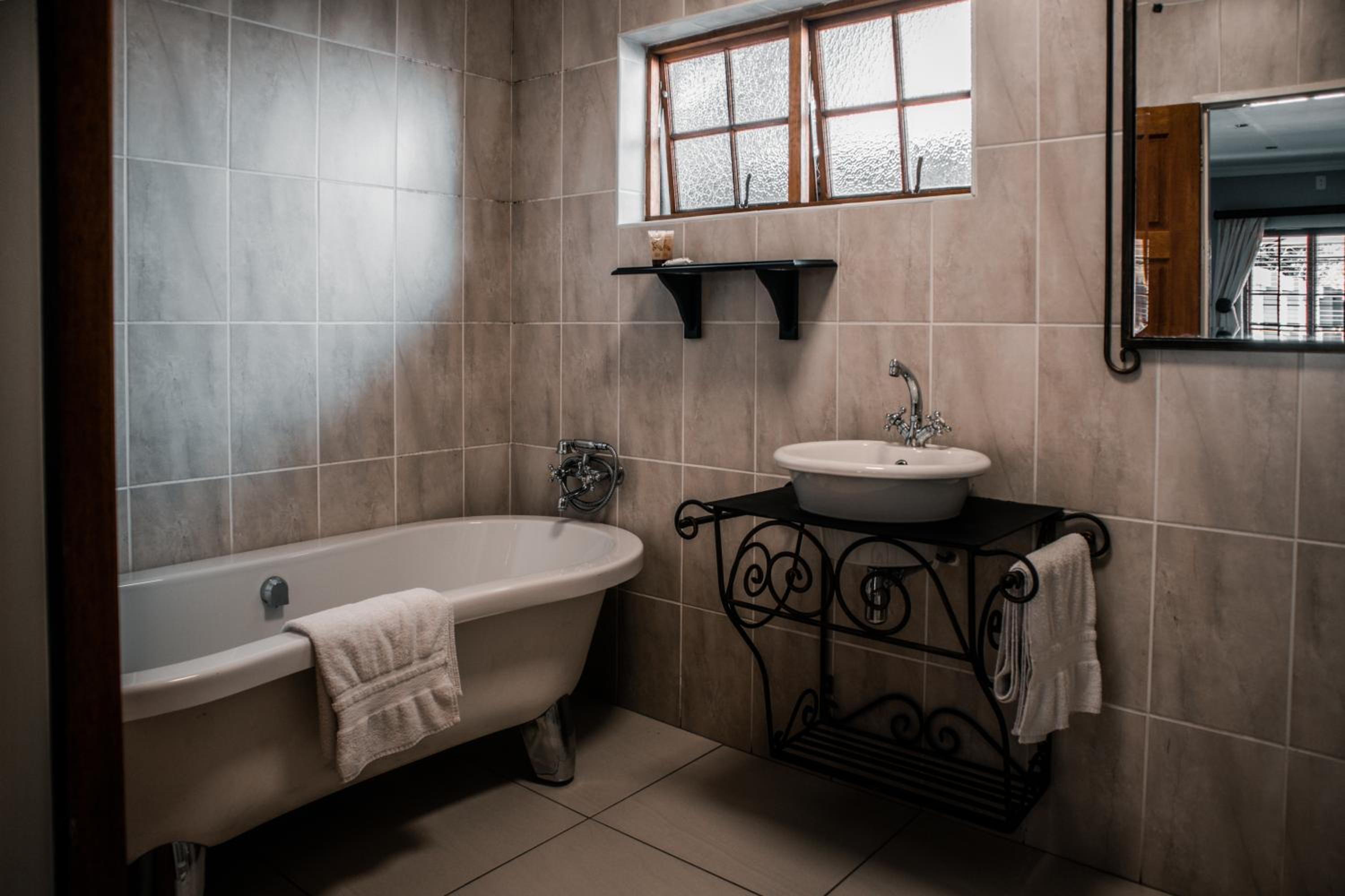 Deluxe King Room - Photo 14