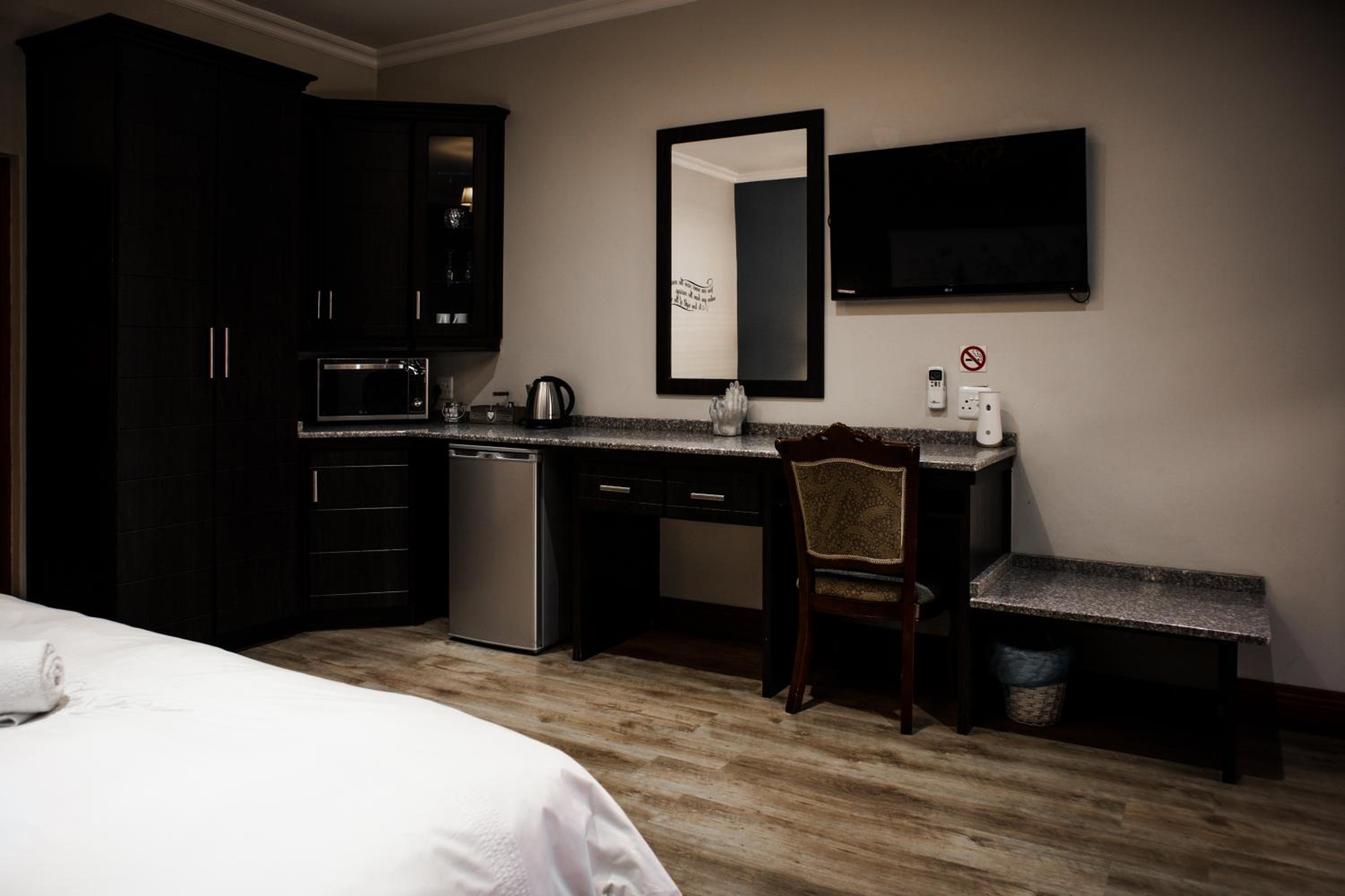 Deluxe King Room - Photo 9