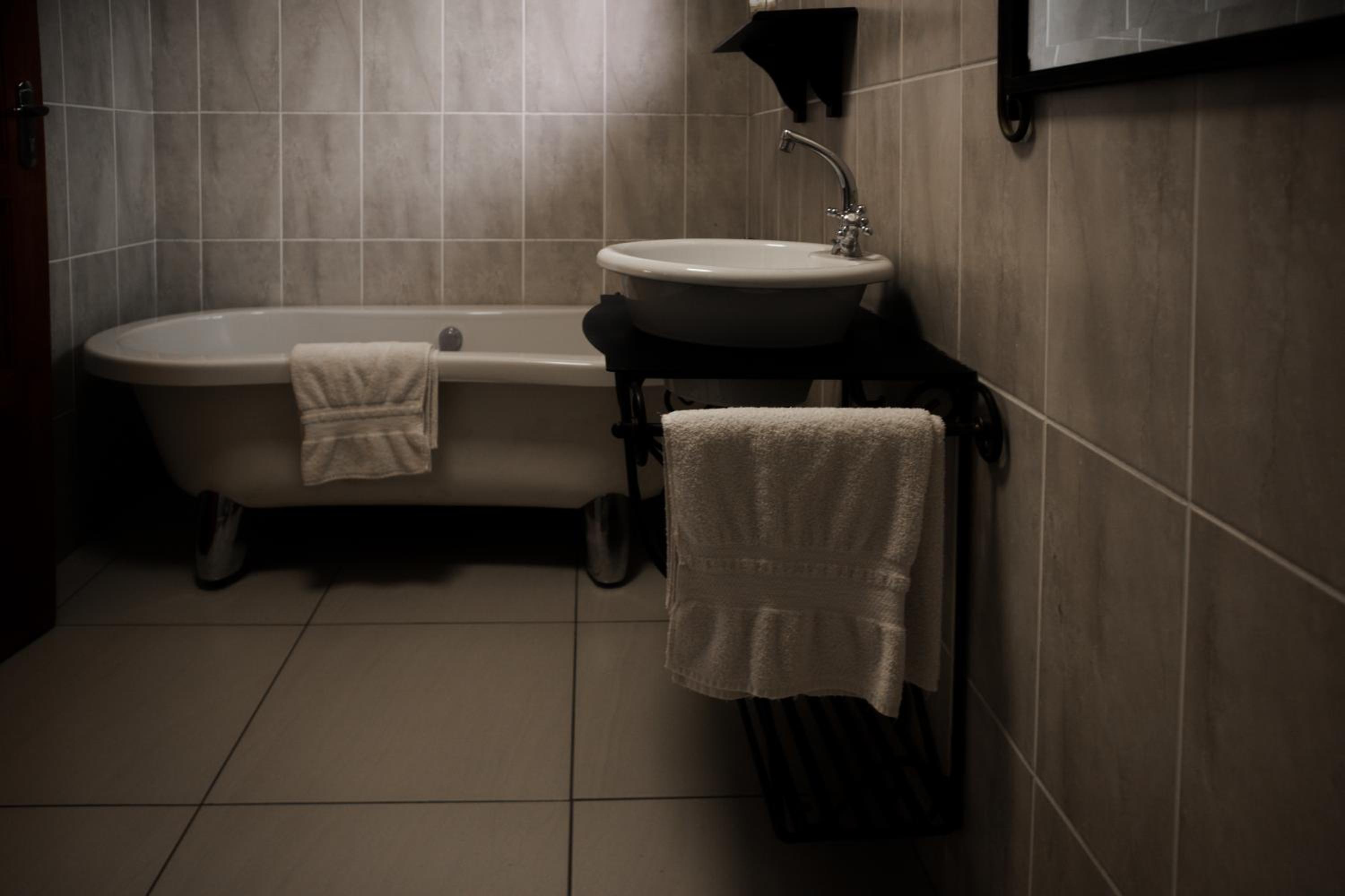 Deluxe King Room - Photo 13