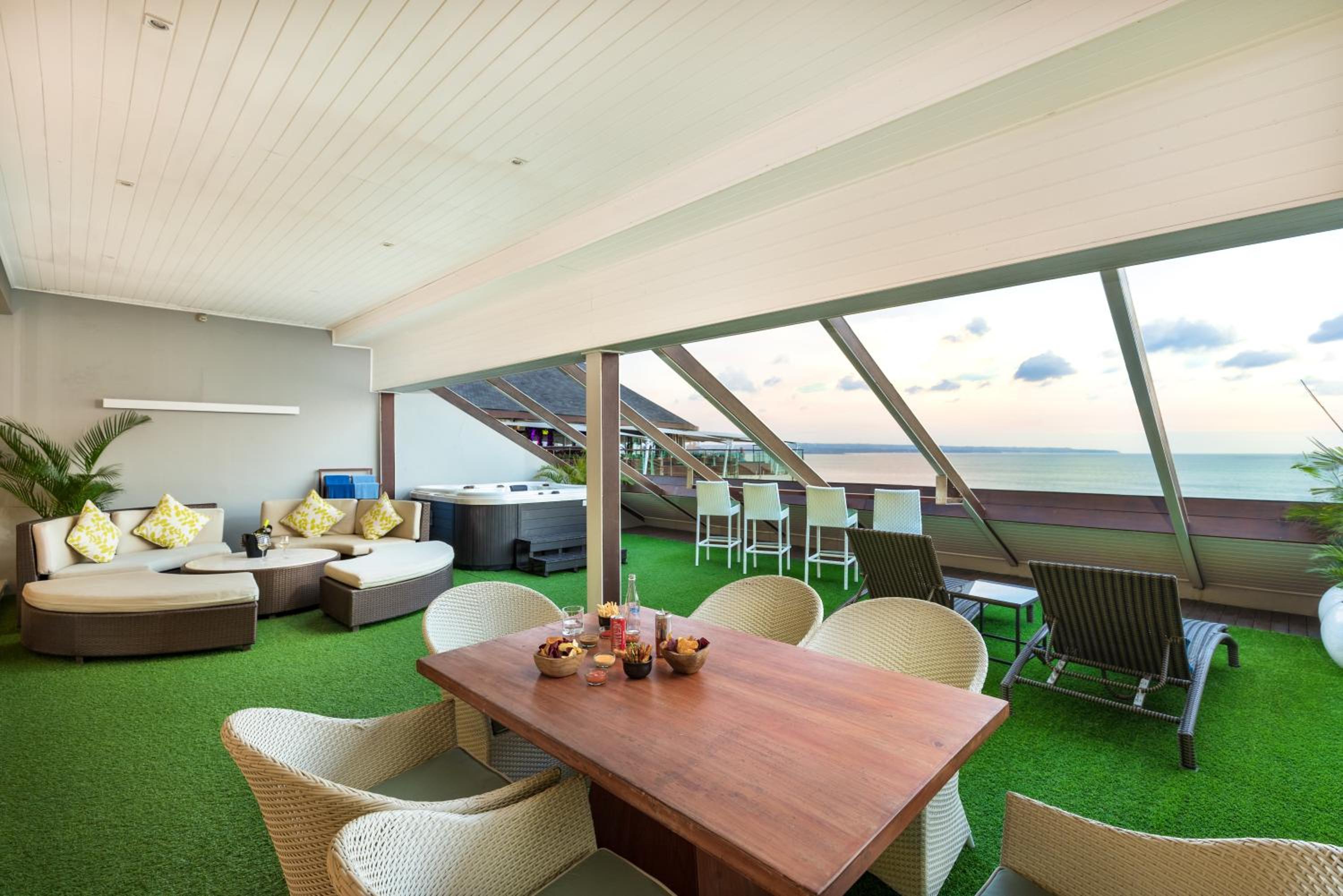 Penthouse Suite with Ocean View thumbnail 6